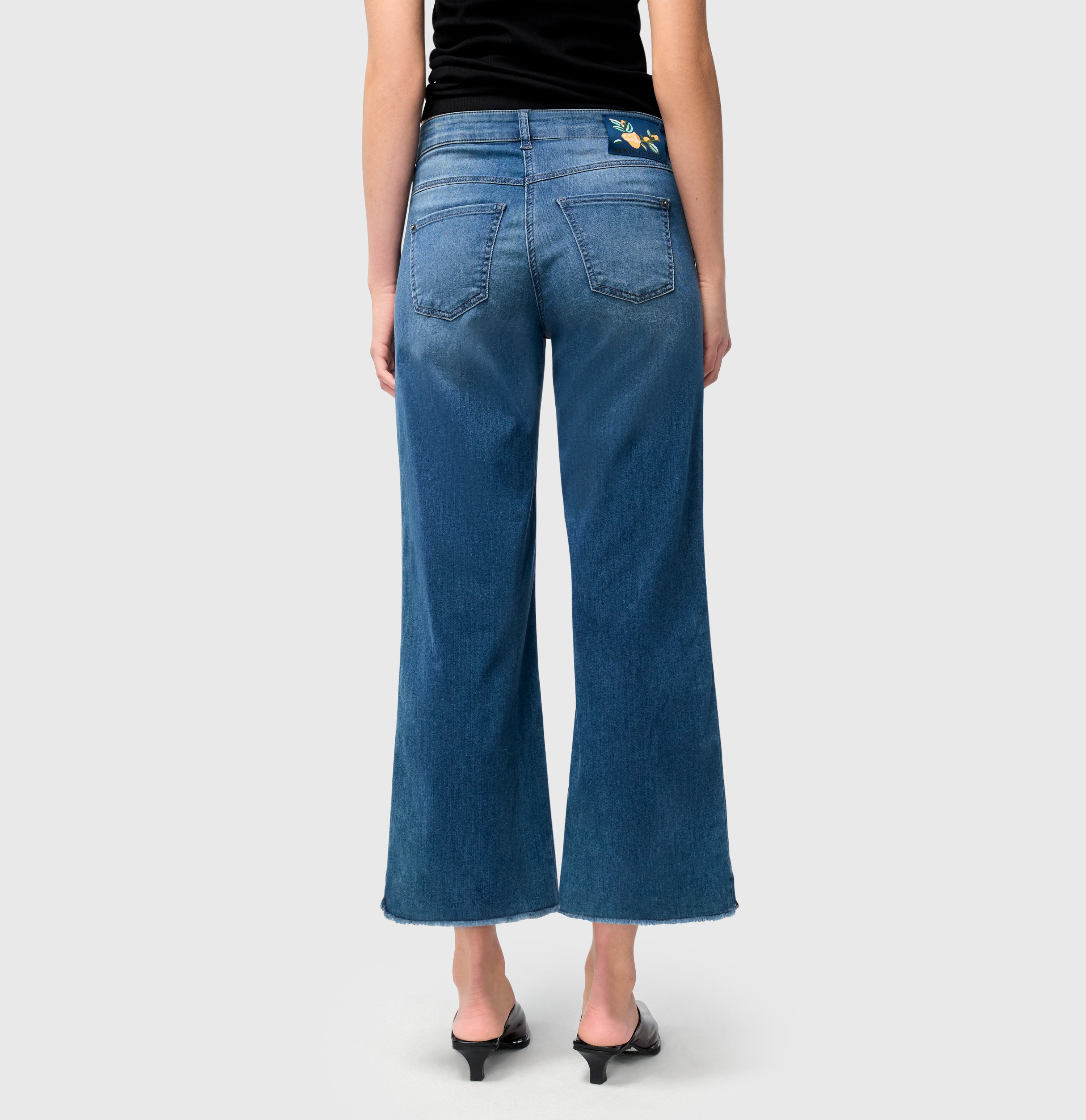 Light, wide shape jeans with modal. | DREAM WIDE cropped | storm blue authentic wash | Back view of model