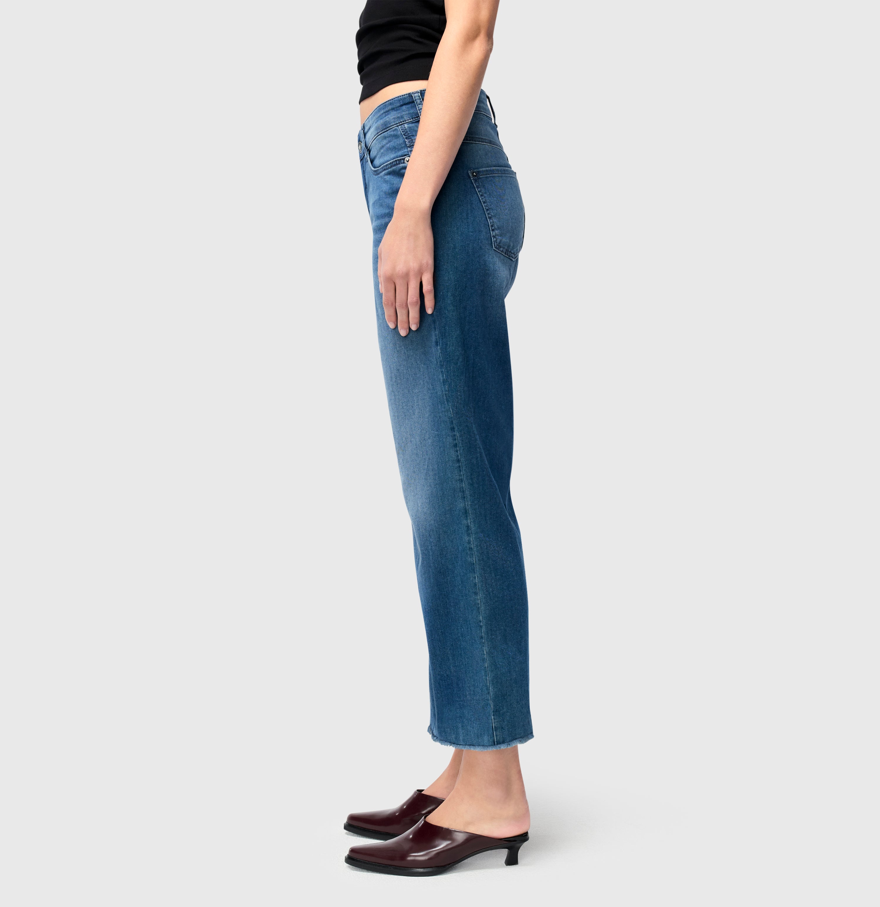Cropped, wide shape jeans with modal. | DREAM WIDE cropped | storm blue authentic wash | Detailed view 2 of model