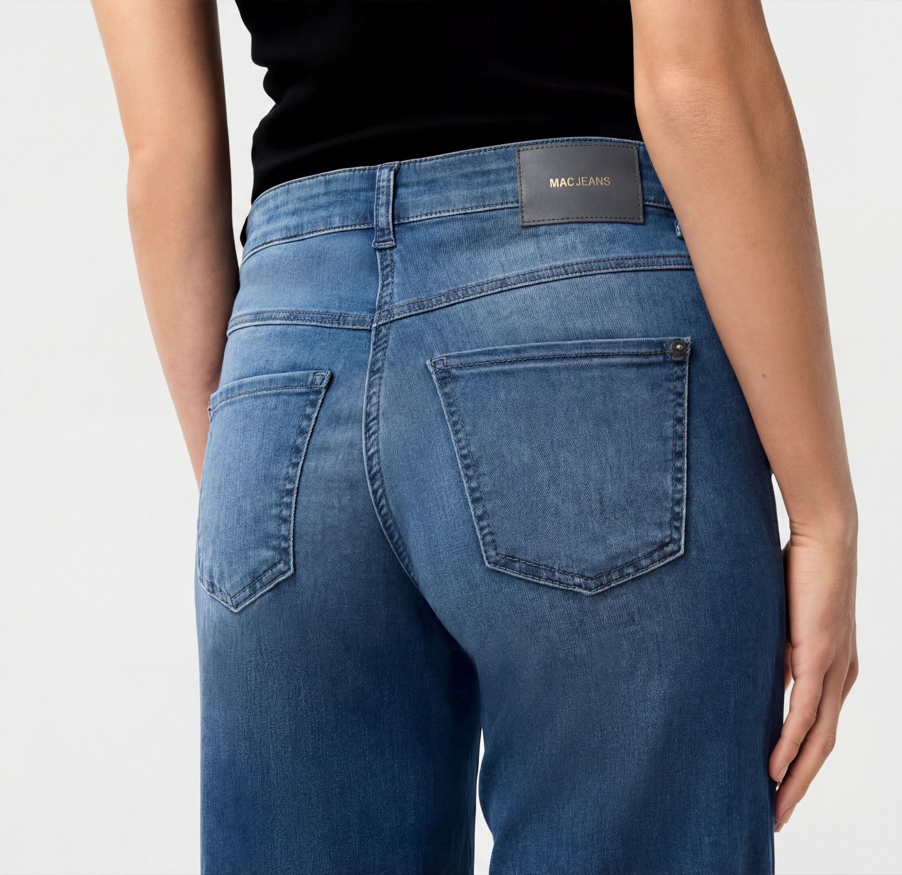 Cropped, wide shape jeans with modal. | DREAM WIDE cropped | storm blue authentic wash | Detailed view 3 of model