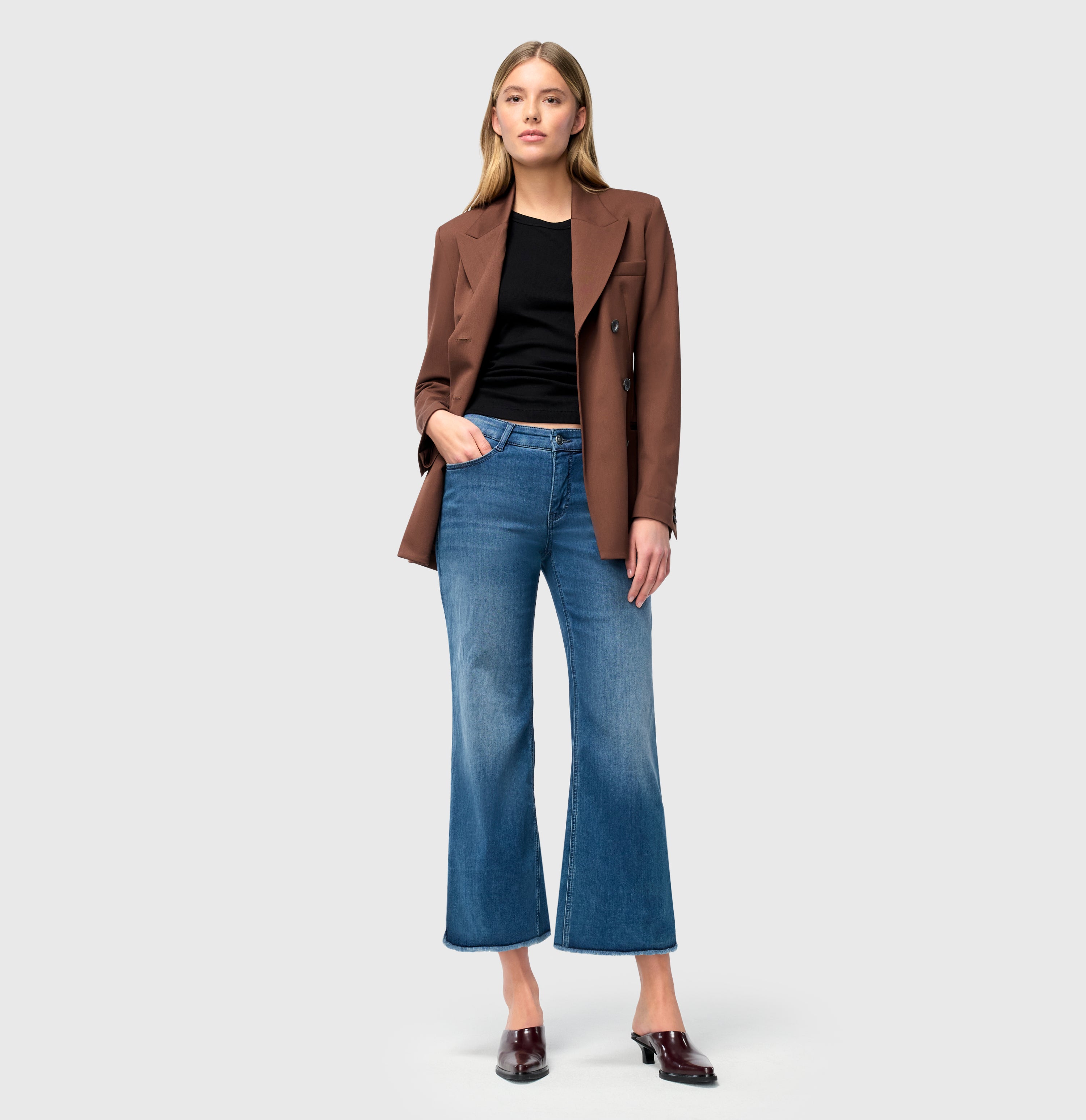 Light, wide shape jeans with modal. | DREAM WIDE cropped | storm blue authentic wash | Full-body of model