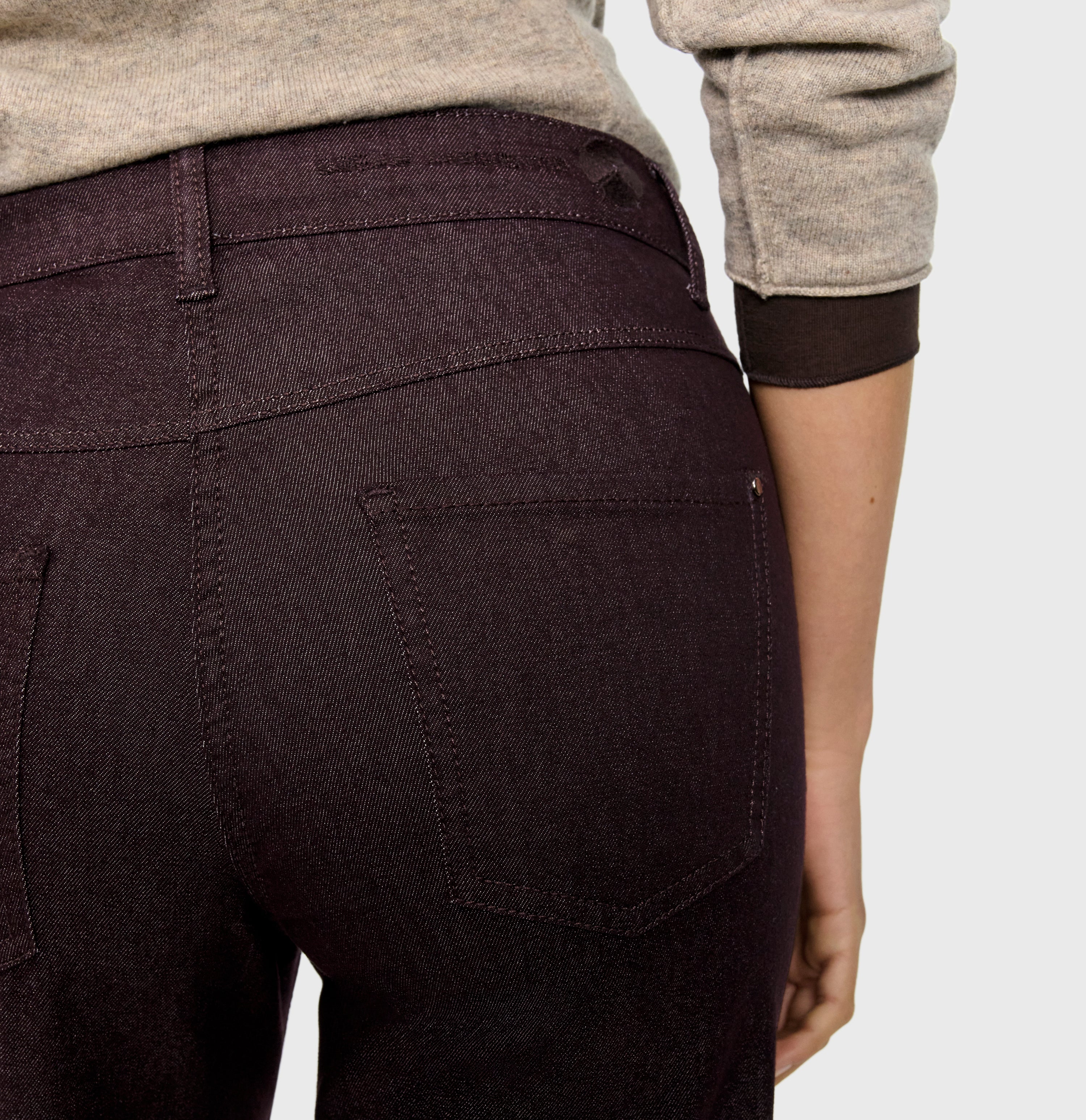 Wide fit made from hyper stretch colour denim. | DREAM WIDE authentic | brown rinsed | Detailed view 2 of model