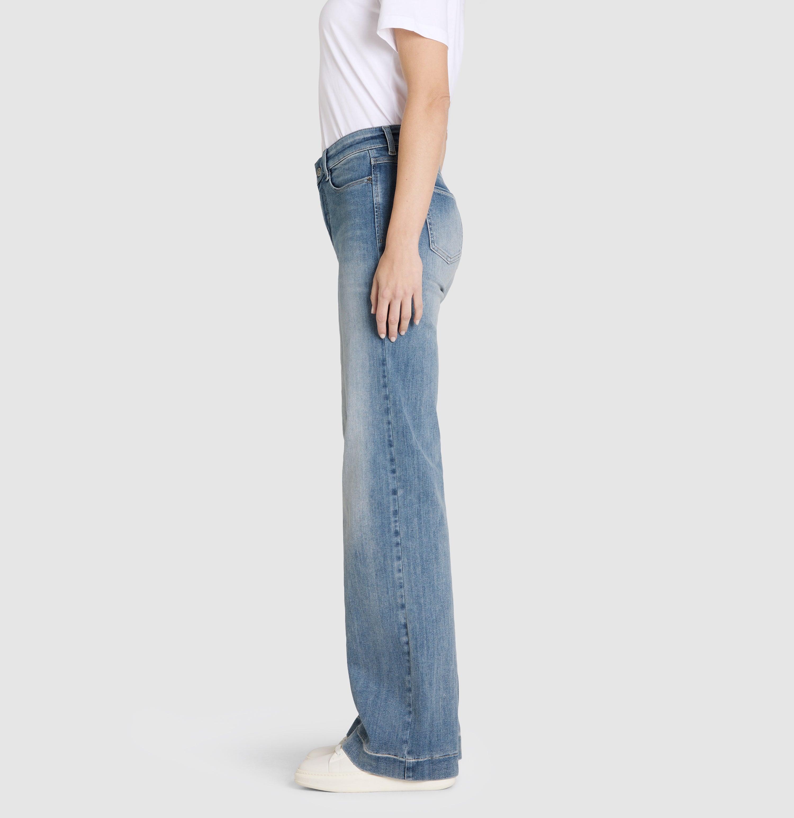 Wide fit made from hyper stretch denim. | DREAM WIDE authentic | authentic sky blue wash | Side view of model