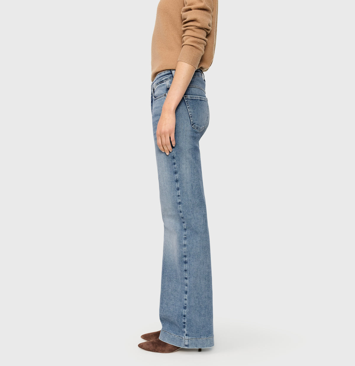 Wide fit made from hyper stretch denim. | DREAM WIDE authentic | authentic sky blue wash | Side view of model
