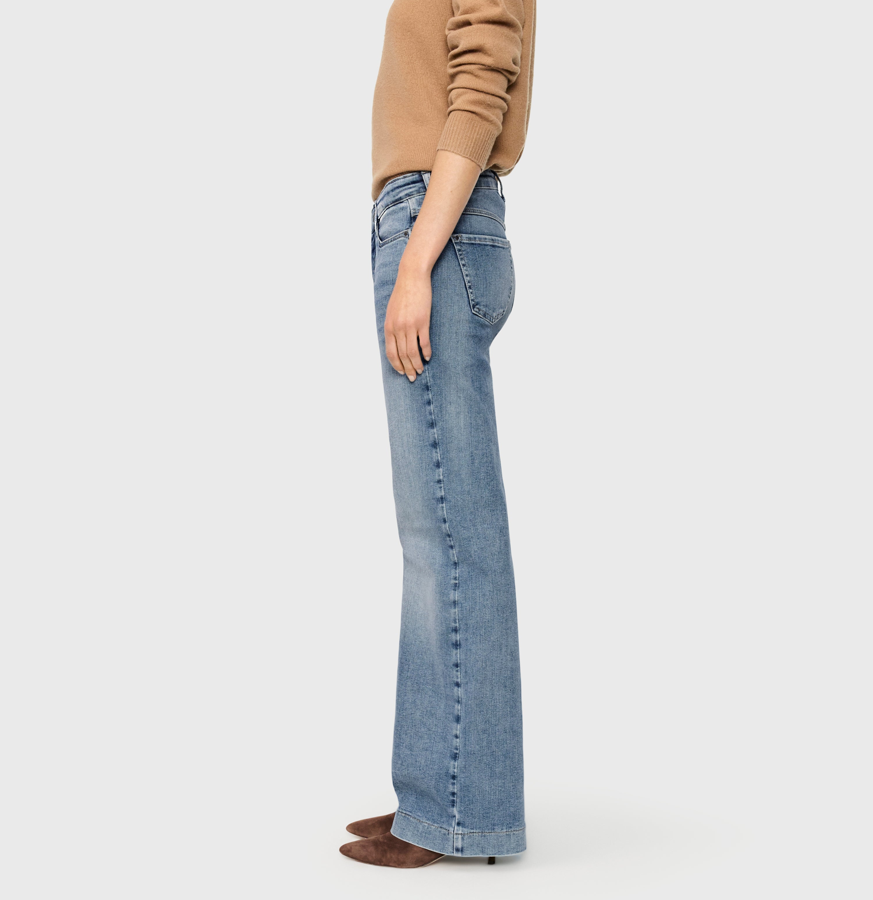 Wide fit made from hyper stretch denim. | DREAM WIDE authentic | authentic sky blue wash | Side view of model