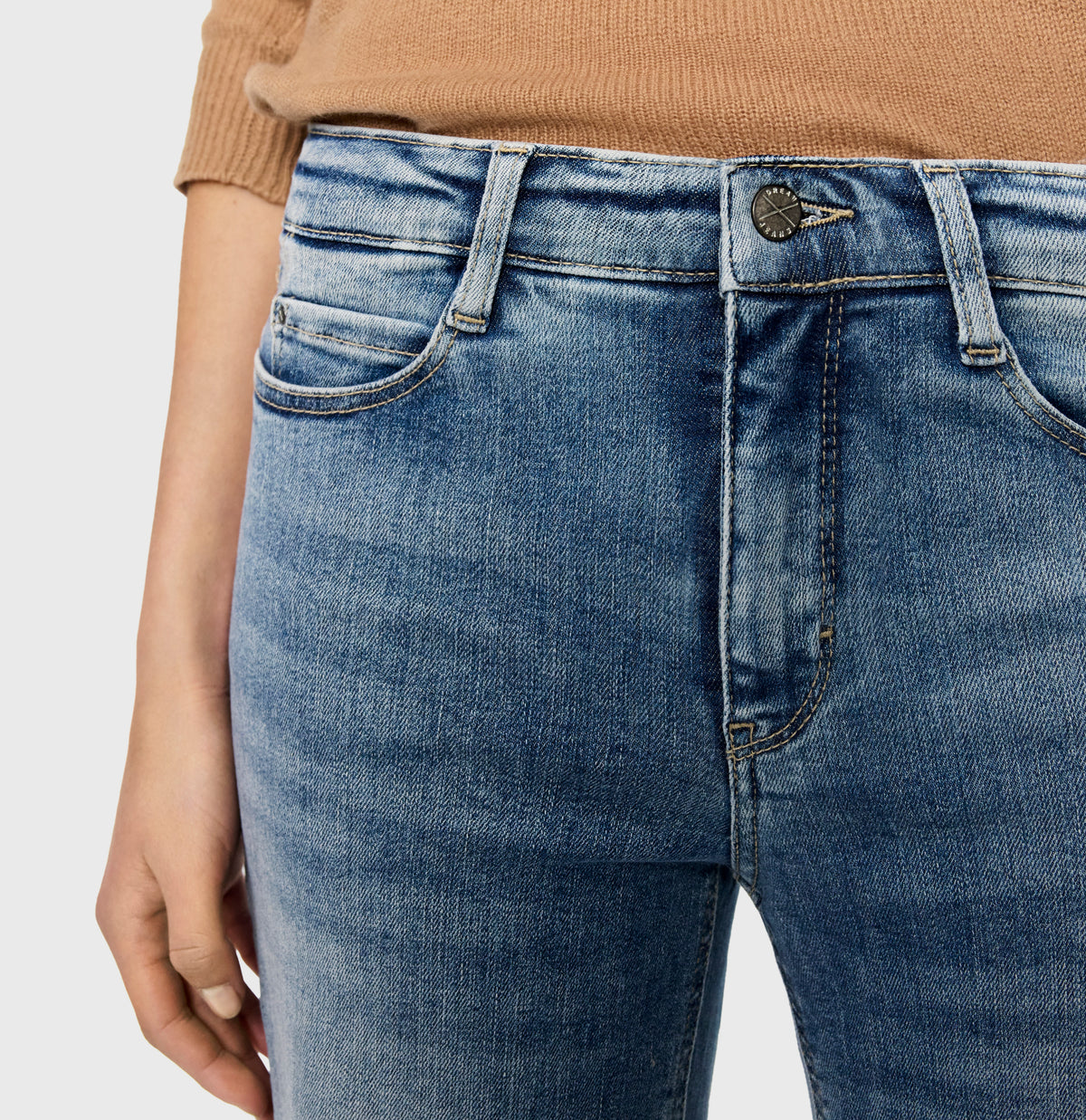 Wide fit made from hyper stretch denim. | DREAM WIDE authentic | authentic sky blue wash | Detailed view 2 of model