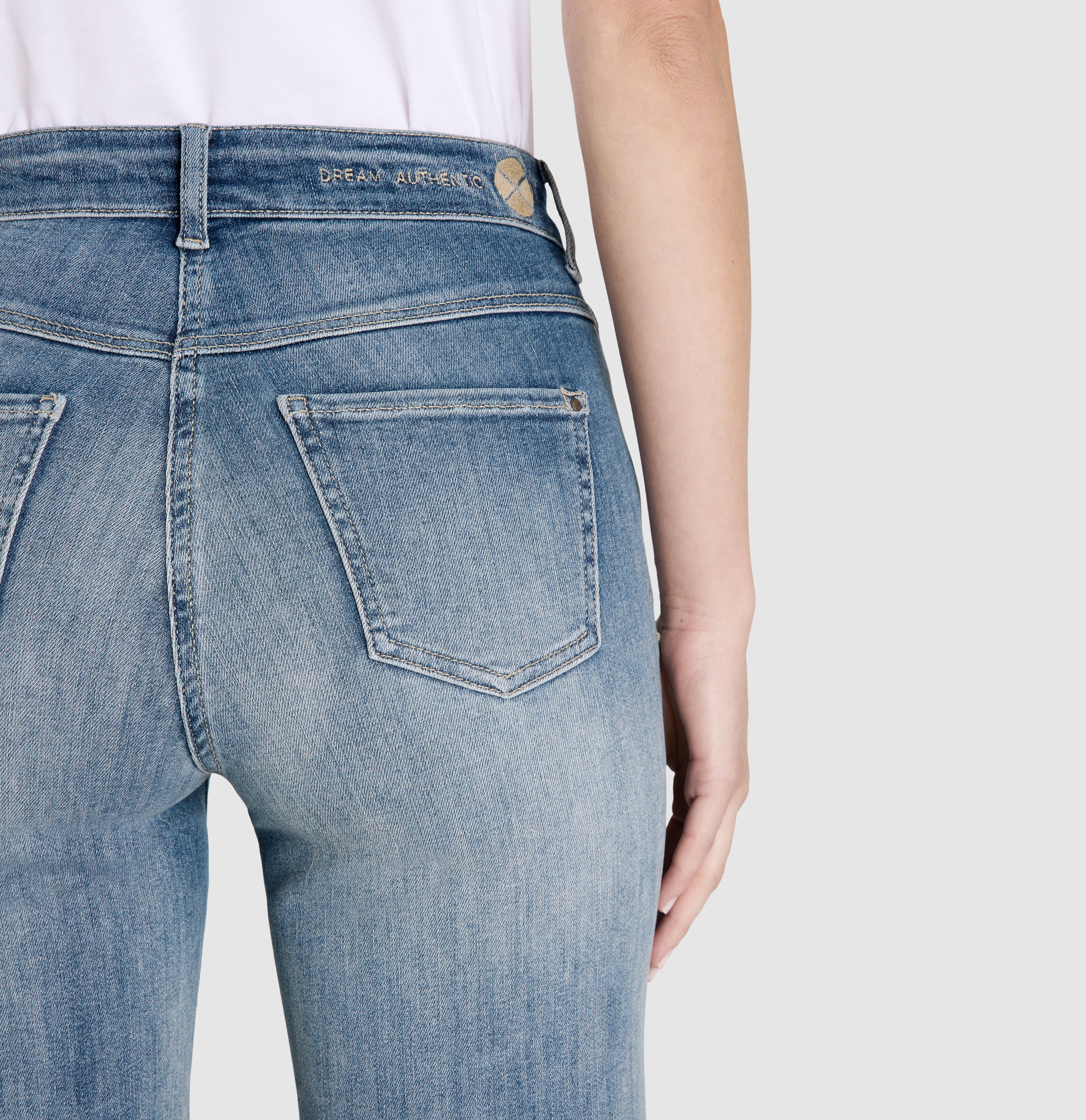 Wide shaping jeans with an authentic look. | DREAM WIDE authentic | authentic sky blue wash | Detailed view 2 of model