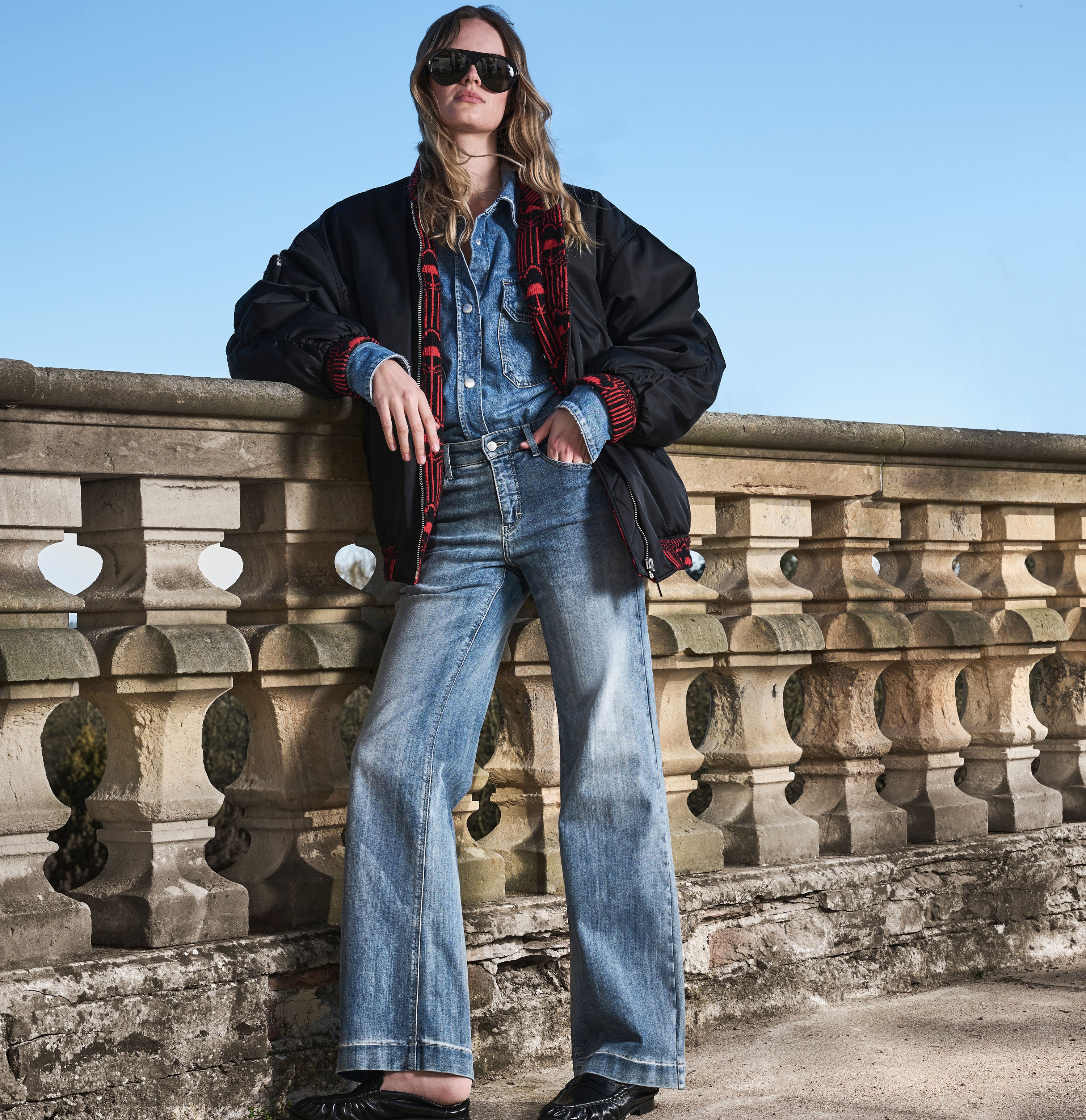Wide fit made from hyper stretch denim. | DREAM WIDE authentic | authentic sky blue wash | Campaign image 3