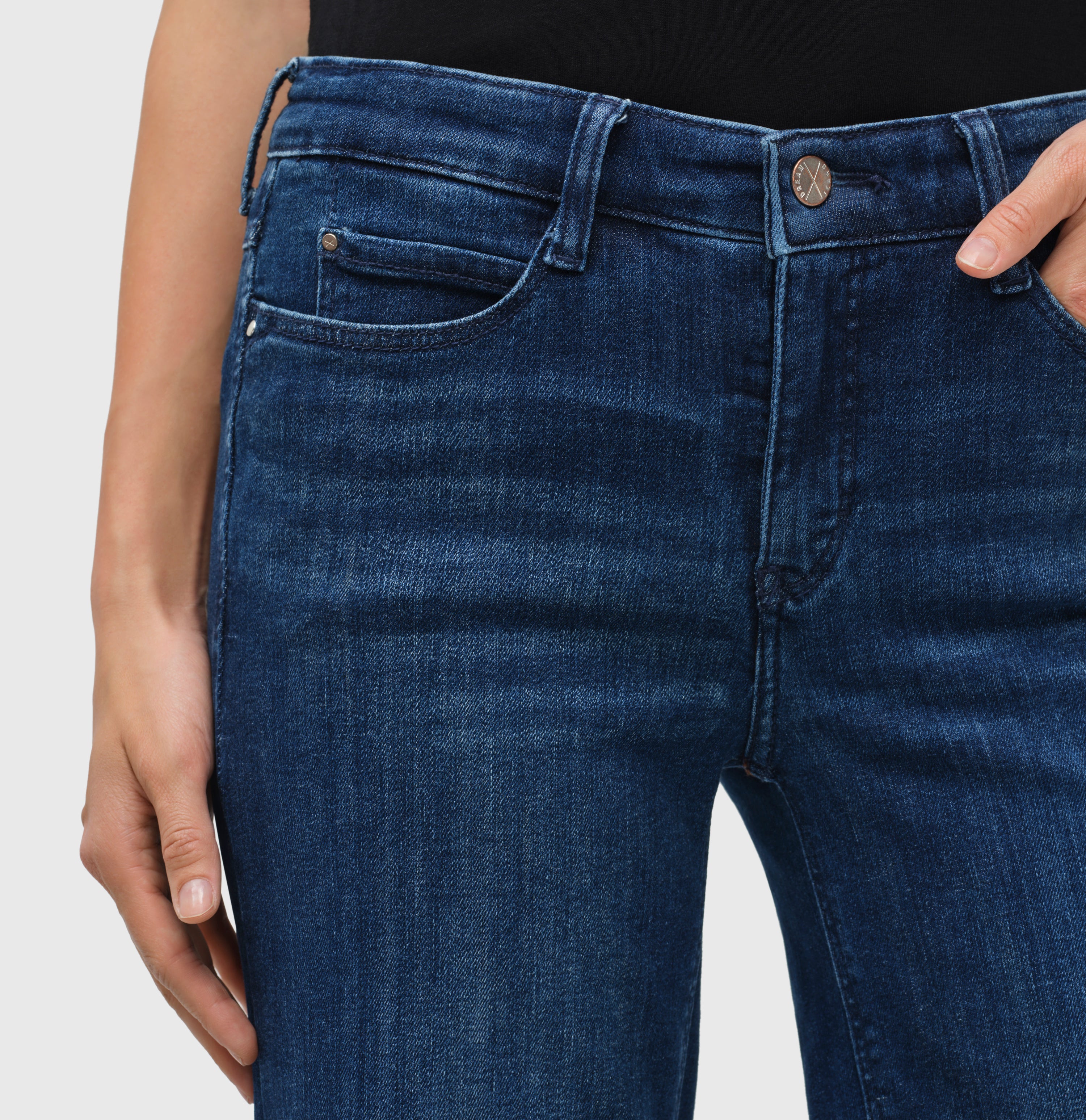 Wide jeans made of hyper stretch denim. | DREAM WIDE authentic | cobalt authentic wash | Detailed view 3 of model