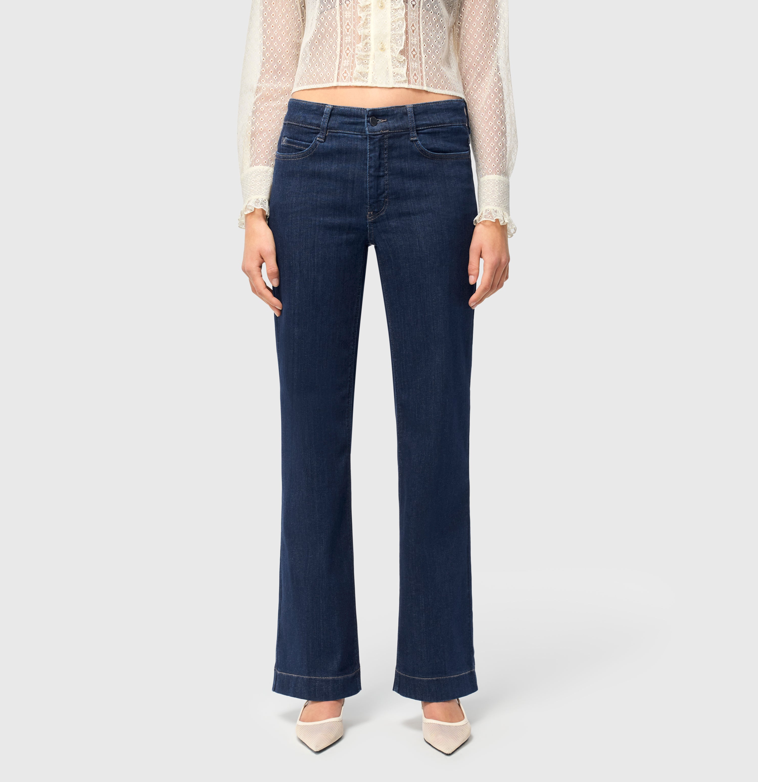 Wide fit made from hyper stretch denim. | DREAM WIDE authentic | fashion rinsed | Side view of model
