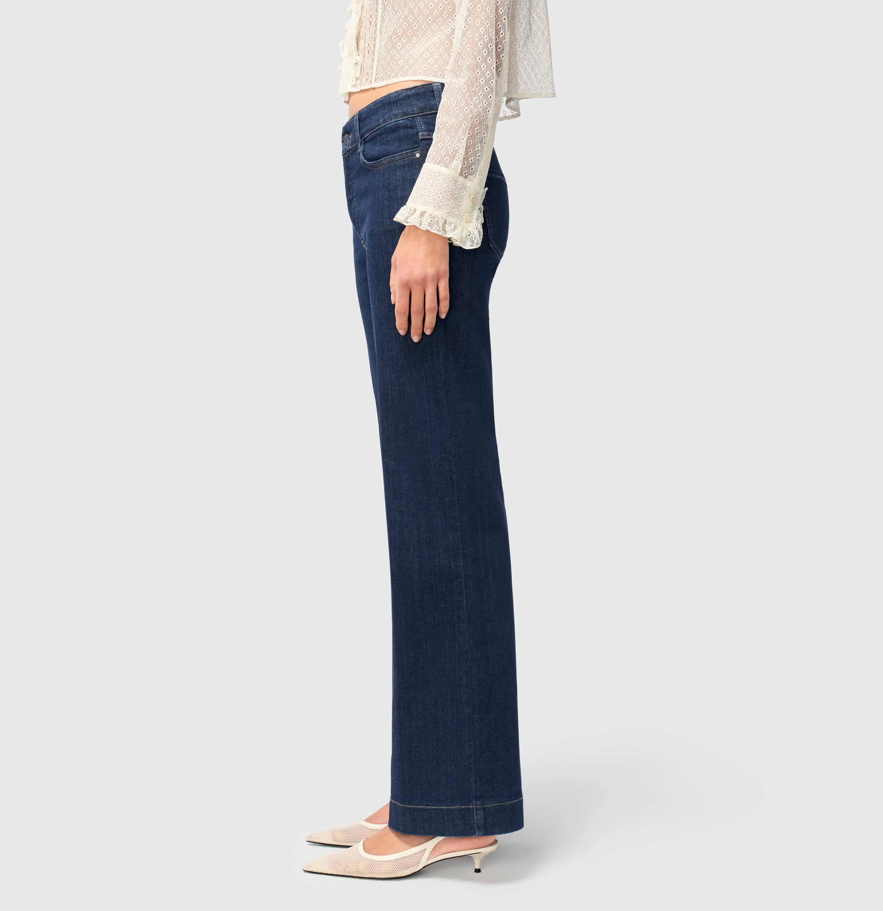 Wide fit made from hyper stretch denim. | DREAM WIDE authentic | fashion rinsed | Detailed view 2 of model