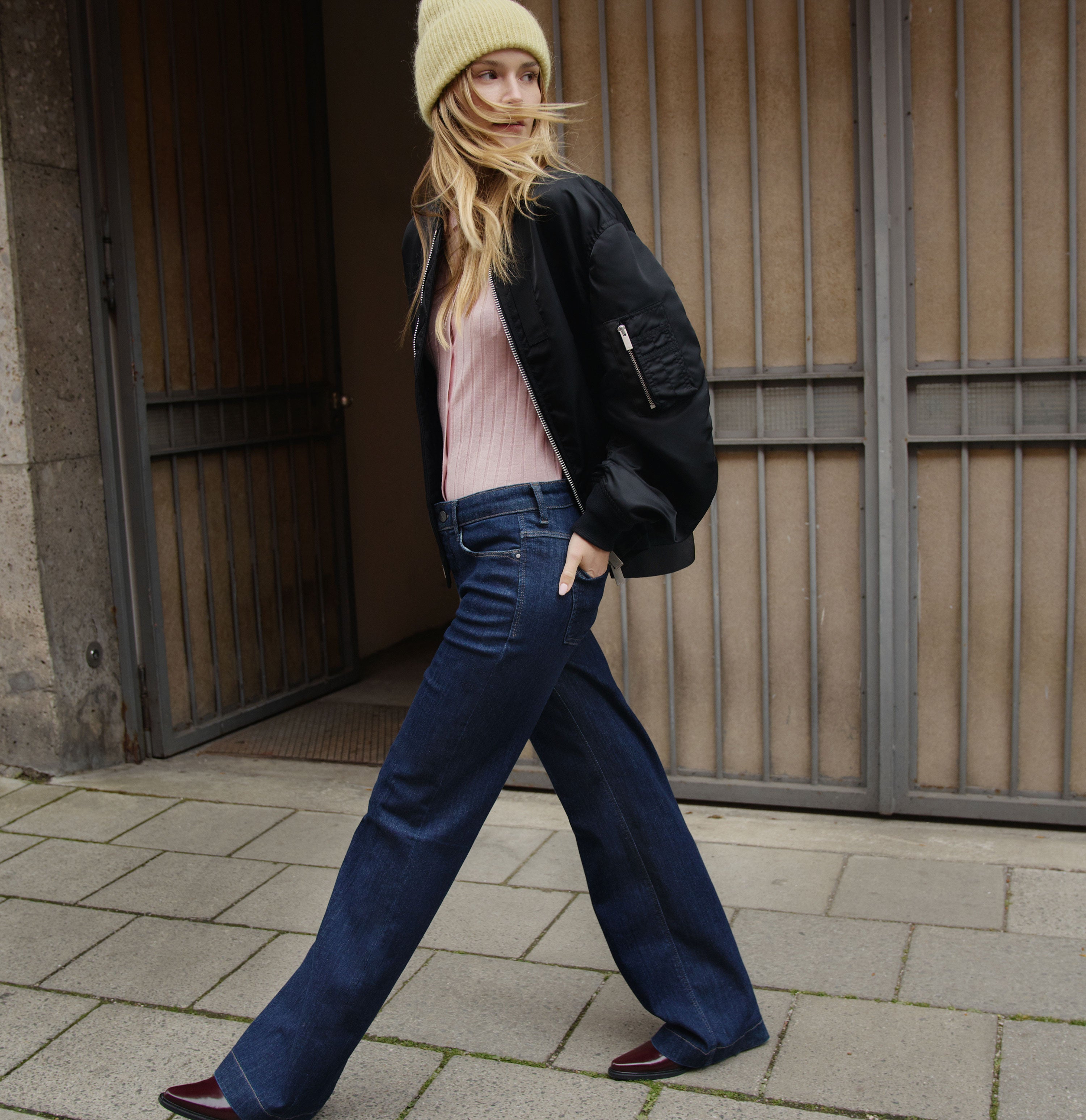 Wide shaping jeans with an authentic look. | DREAM WIDE authentic | fashion rinsed | Campaign image 3