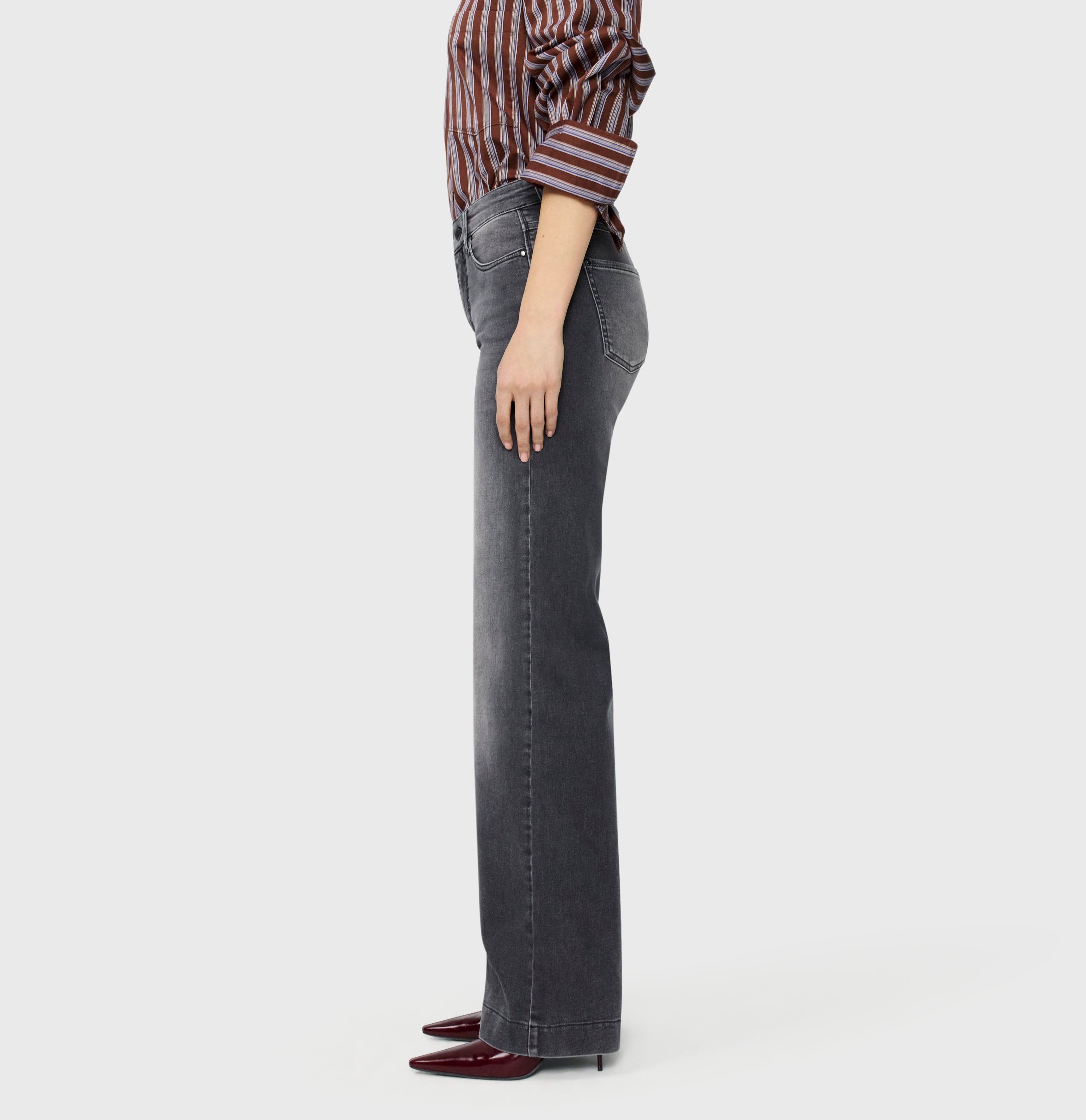 Shaping jeans in a wide cut. | DREAM WIDE authentic | soft grey authentic used | Side view of model