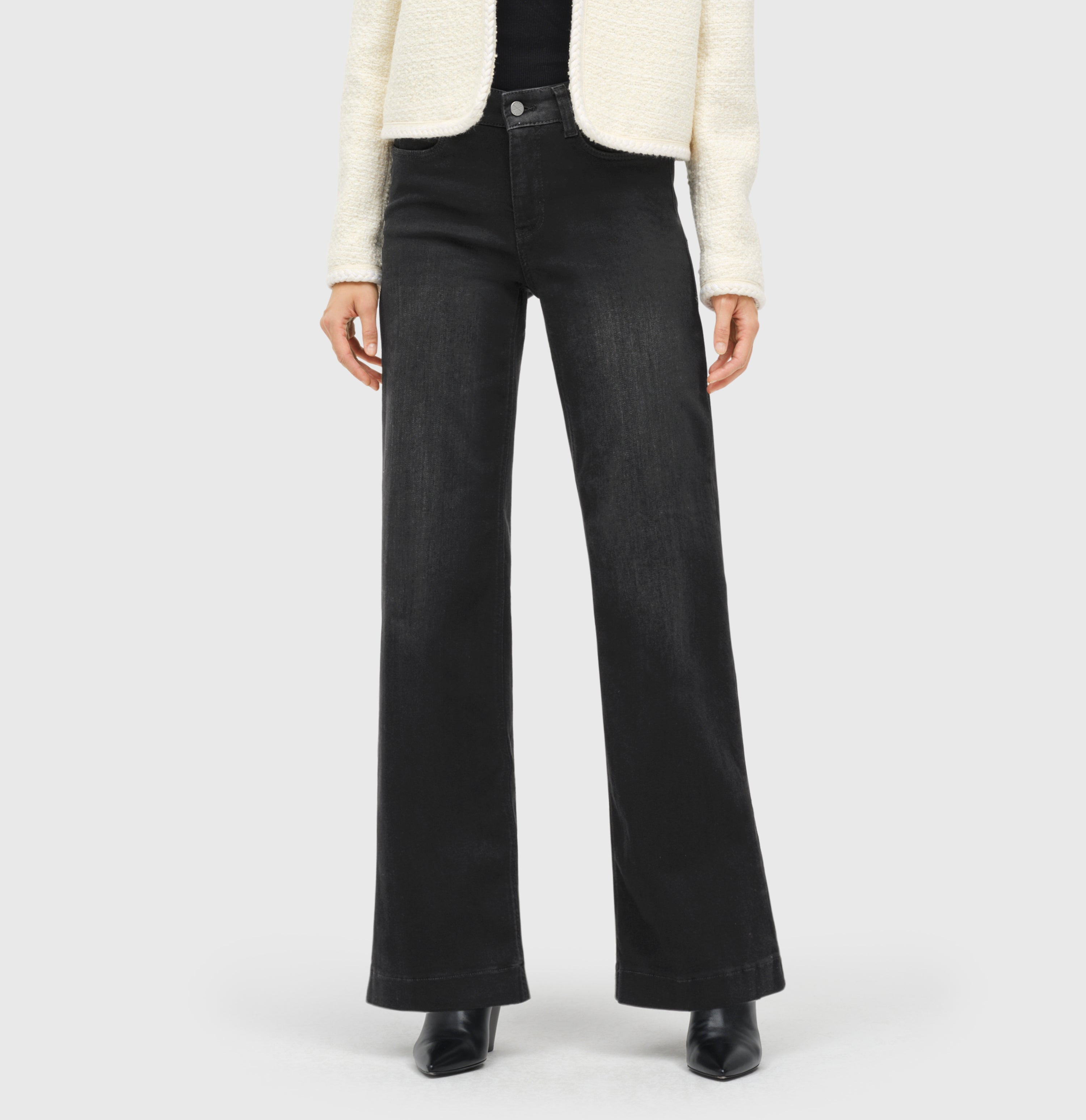 Wide shaping jeans with an authentic look. | DREAM WIDE authentic | commercial black used wash | Side view of model