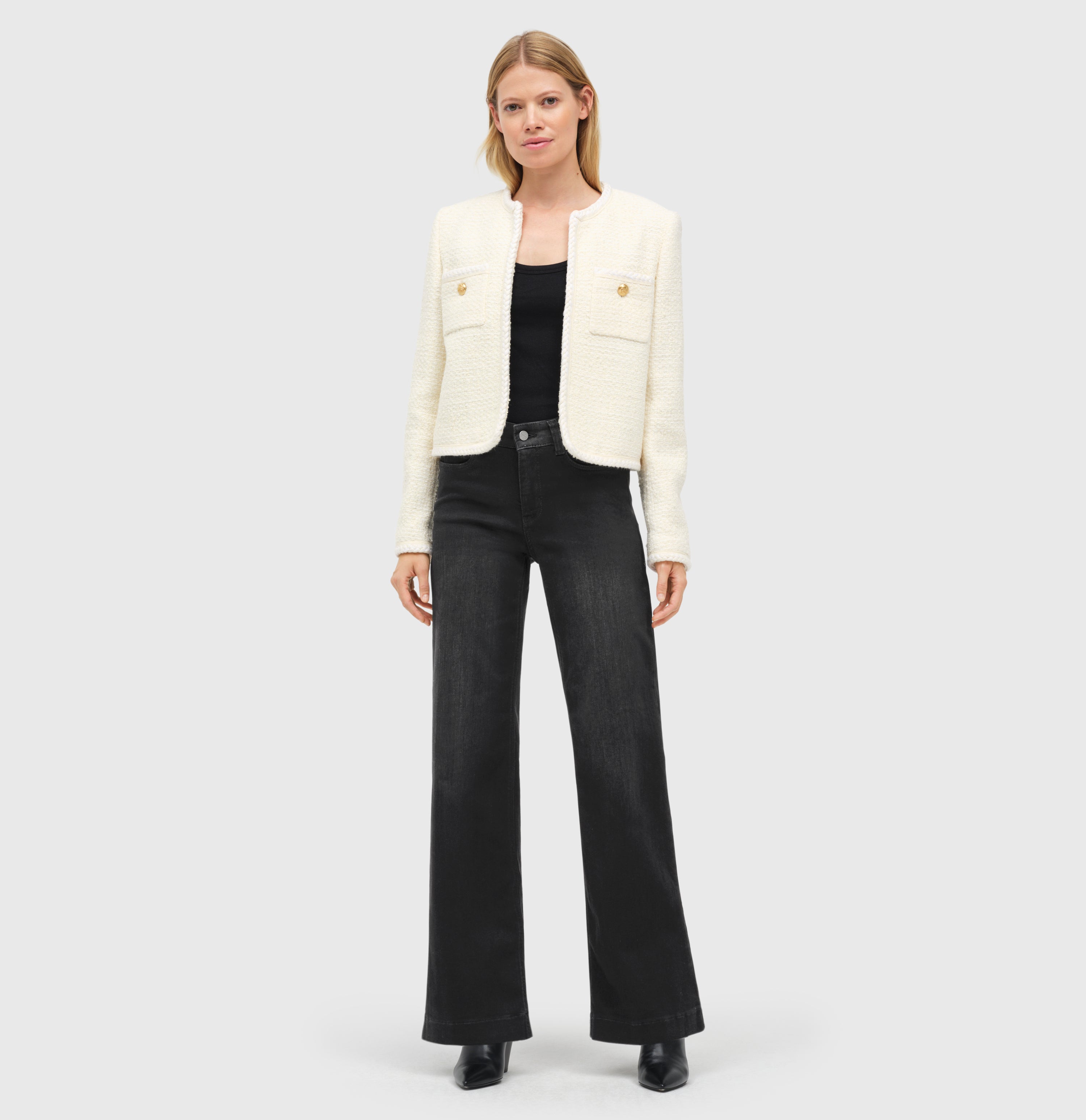 Wide shaping jeans with an authentic look. | DREAM WIDE authentic | commercial black used wash | Full-body of model