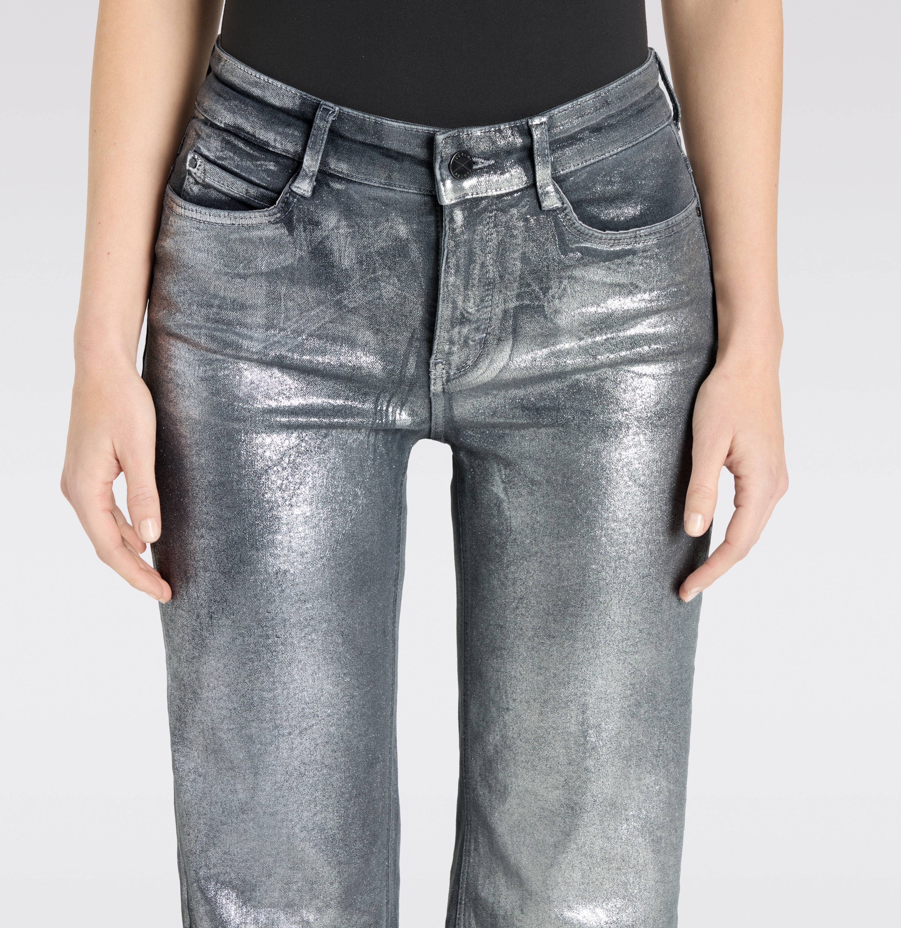 Wide shaping jeans with glam coating. | DREAM WIDE authentic | silver coated | Side view of model