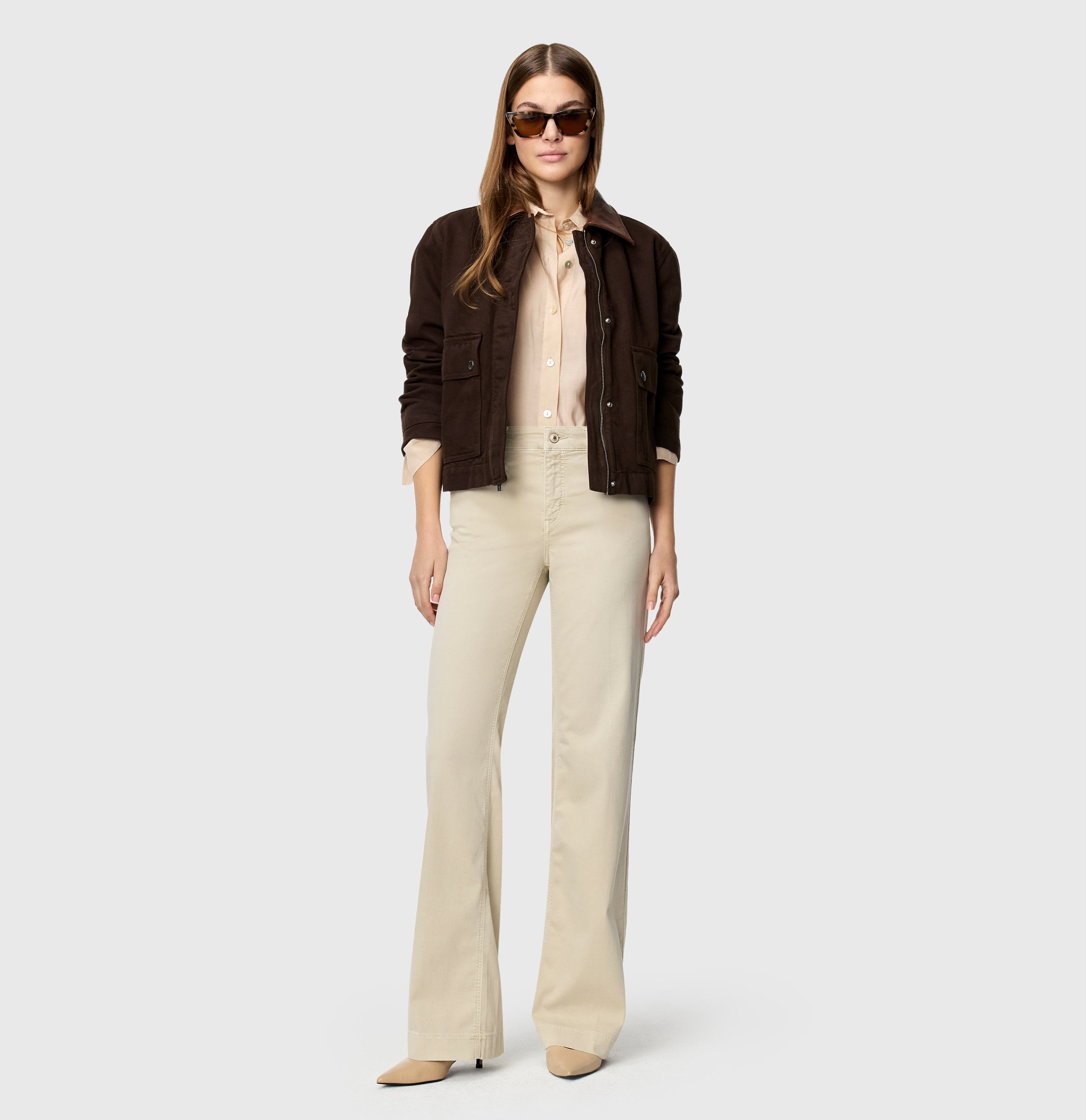 Wide, light jeans with shaping effect. | DREAM WIDE | smoothly beige | Full-body of model