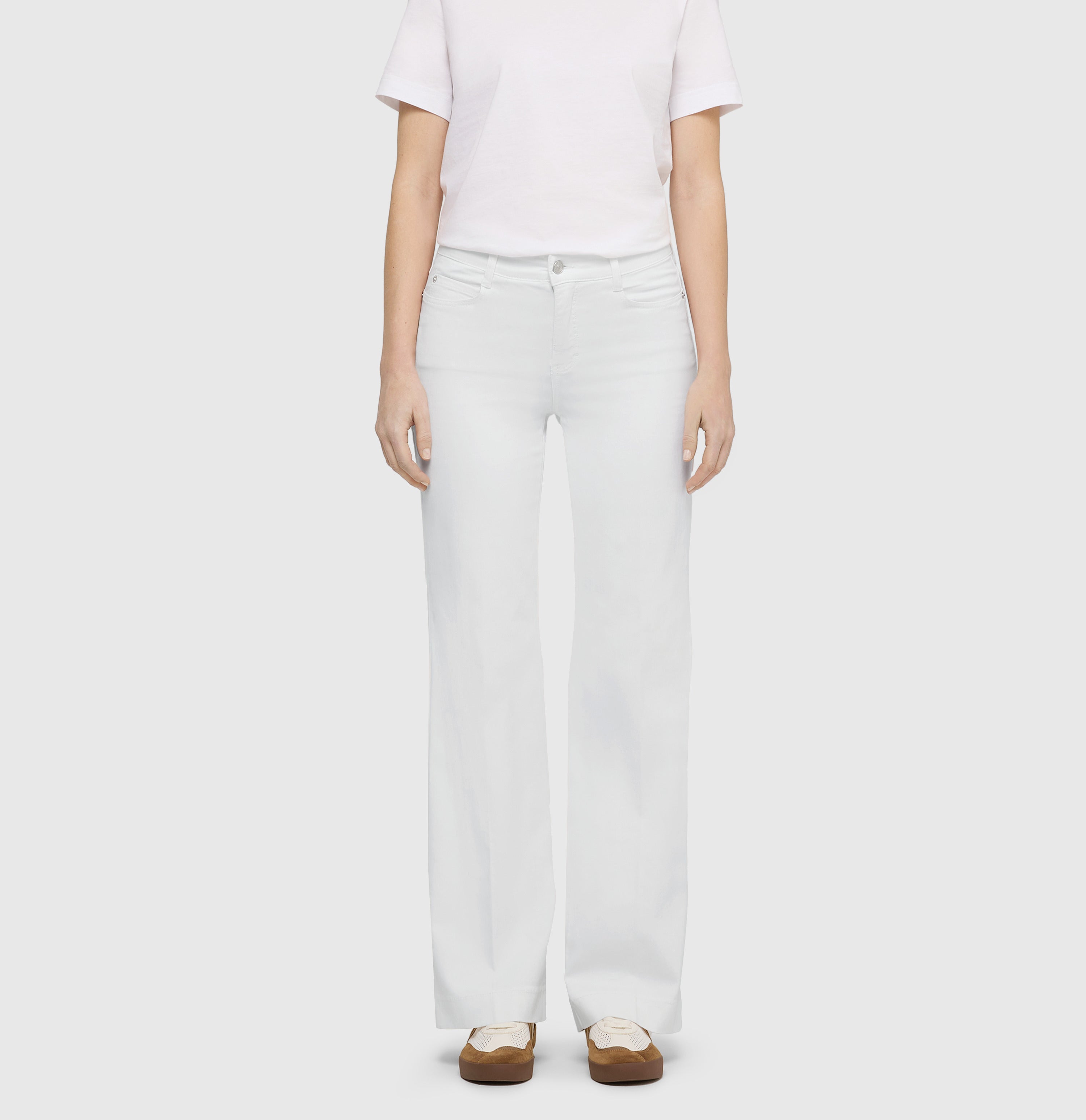 Wide, figure-shaping jeans in a modal blend. | DREAM WIDE | white denim | Front view of model