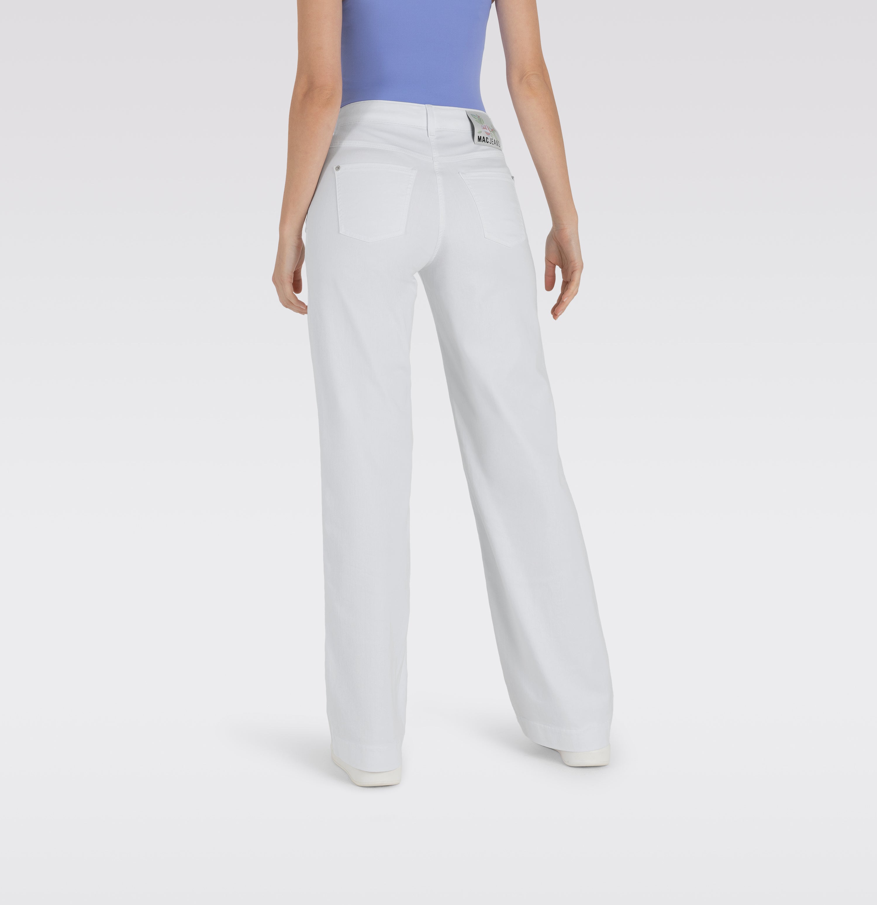 Figure-shaping wide fit jeans in a model blend. | S-NAME | S-FBBZ | Back view of model