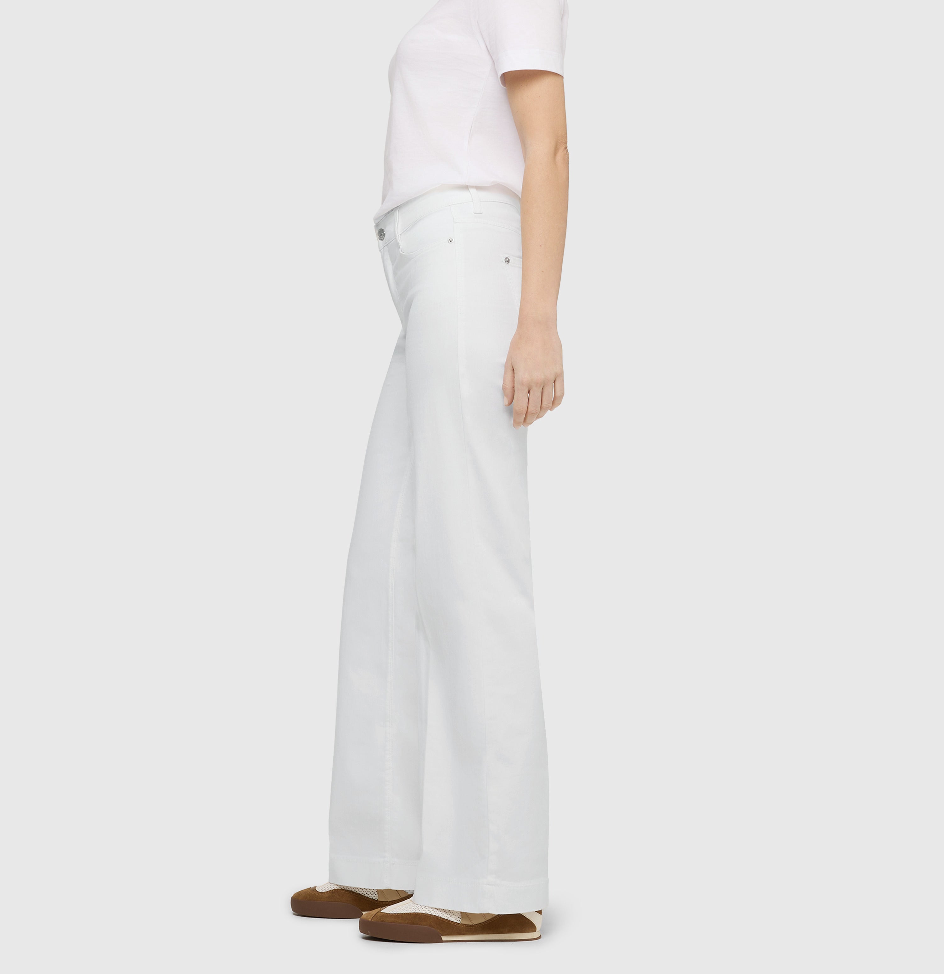 Wide, figure-shaping jeans in a modal blend. | DREAM WIDE | white denim | Side view of model