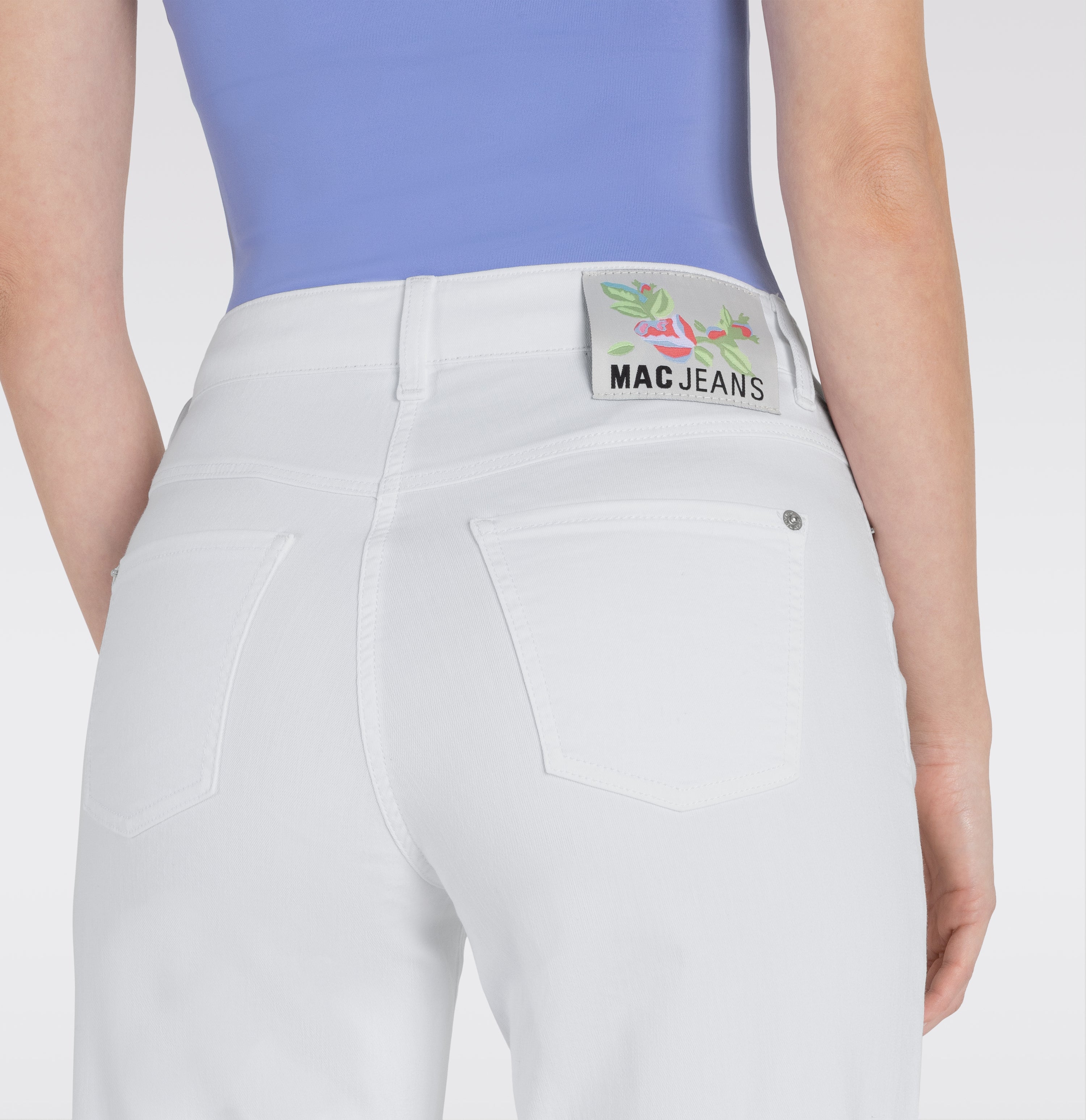 Figure-shaping wide fit jeans in a model blend. | DREAM WIDE | white denim | Detailed view 3 of model