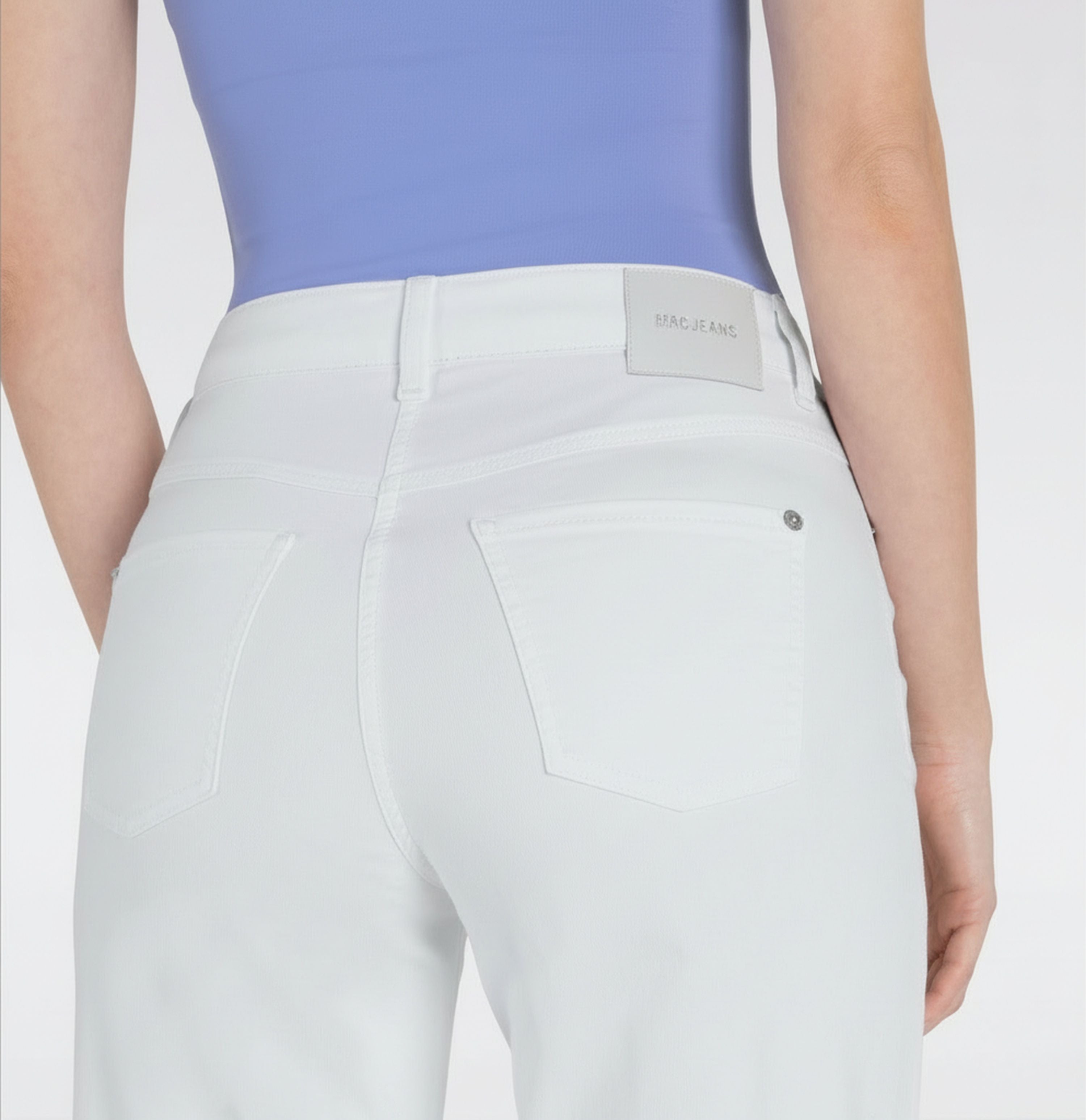 Wide, figure-shaping jeans in a modal blend. | DREAM WIDE | white denim | Detailed view 3 of model