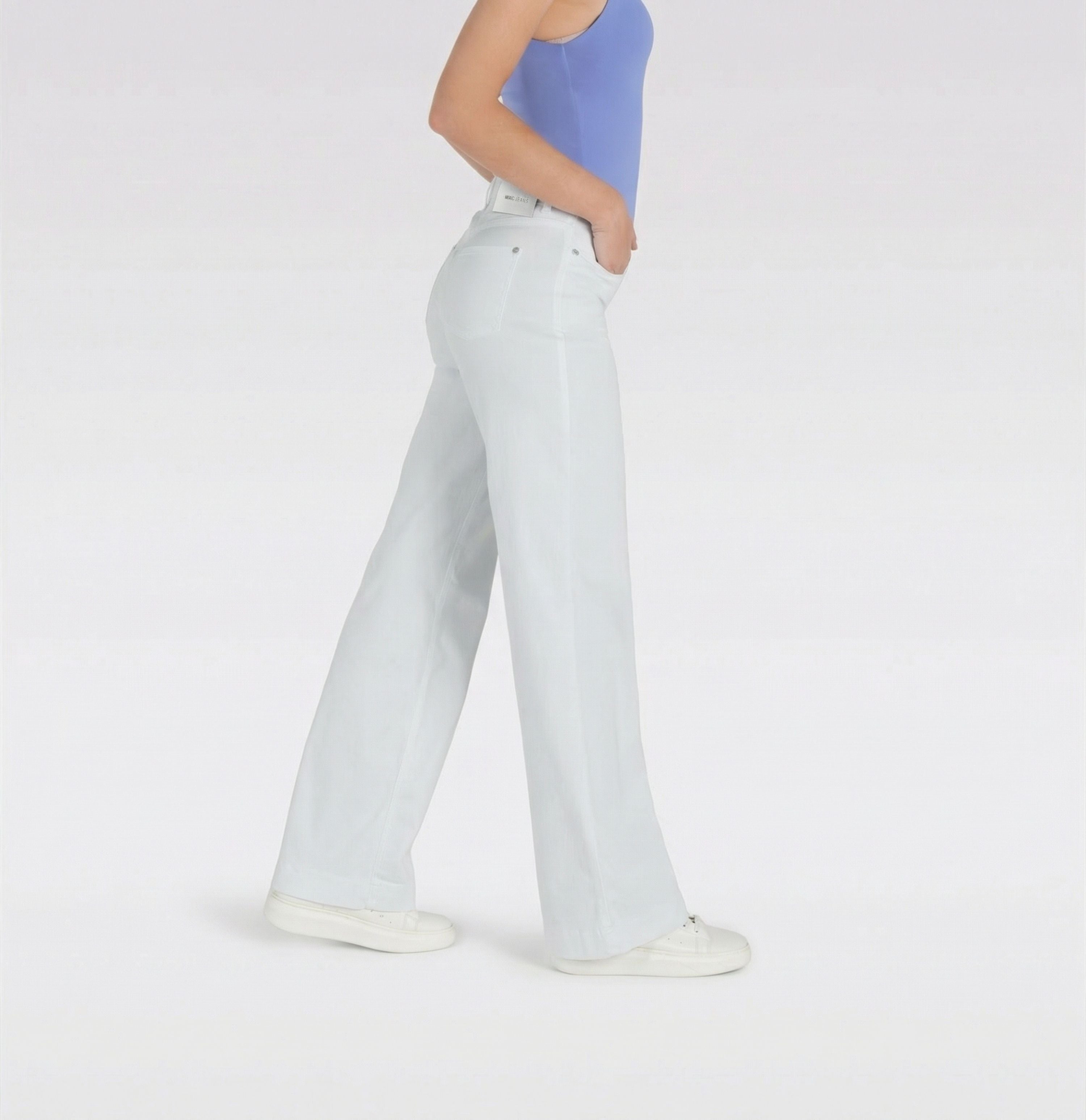 Wide, figure-shaping jeans in a modal blend. | DREAM WIDE | white denim | Detailed view 4 of model
