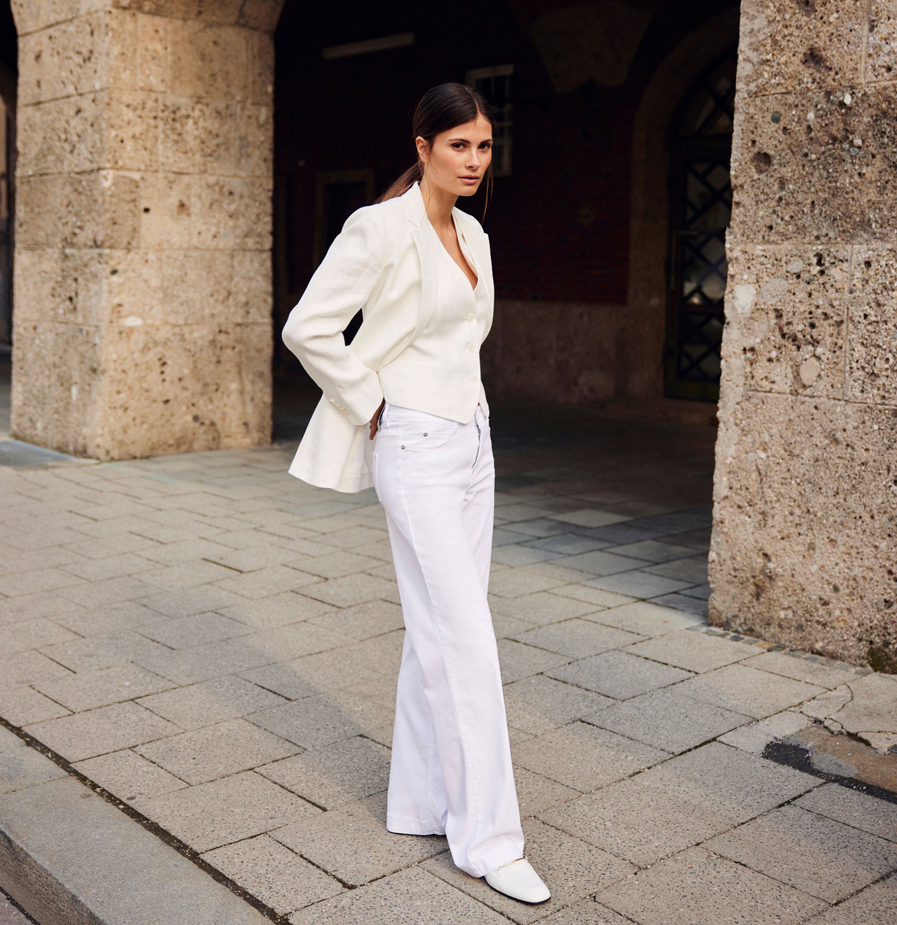 Figure-shaping wide fit jeans in a model blend. | DREAM WIDE | white denim | Campaign image 2