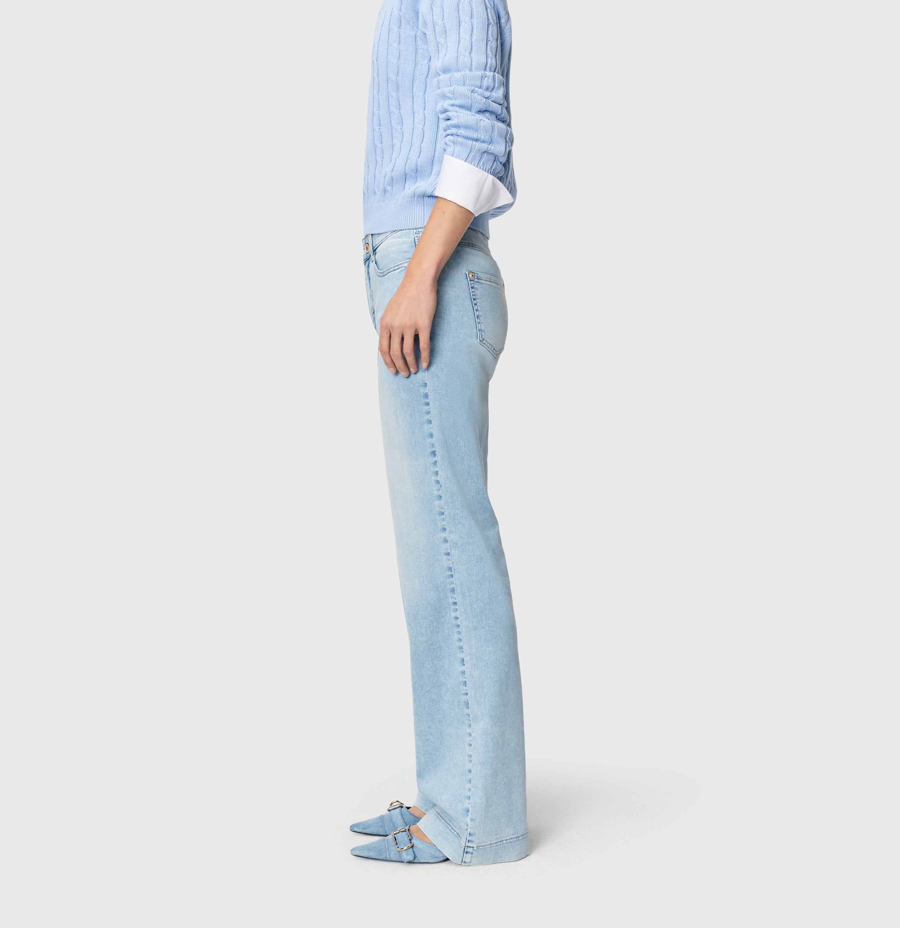 Wide, figure-shaping jeans in a modal blend. | DREAM WIDE | light azure blue | Side view of model