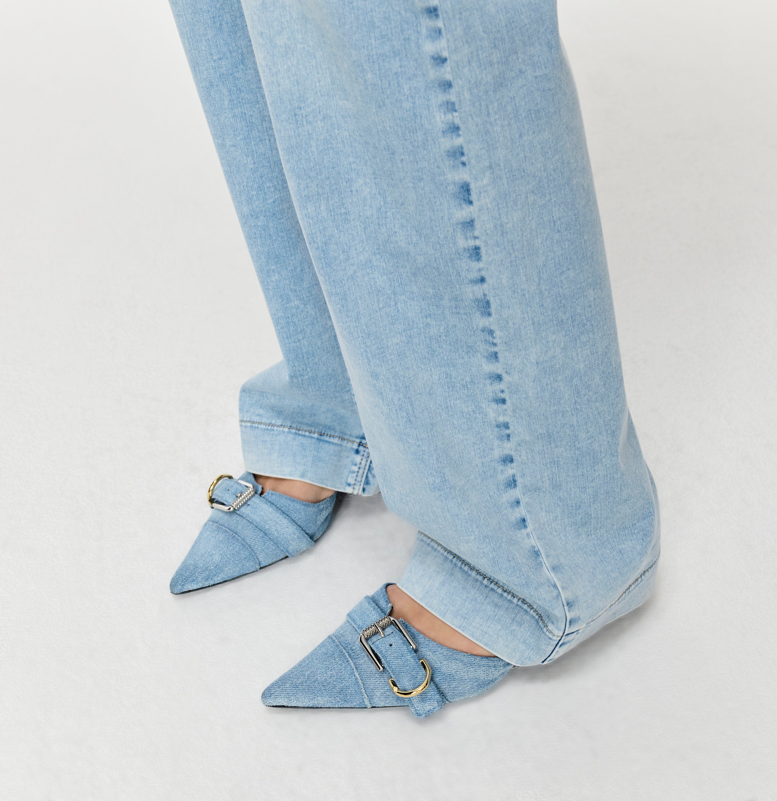 Wide, figure-shaping jeans in a modal blend. | DREAM WIDE | light azure blue | Detailed view 2 of model