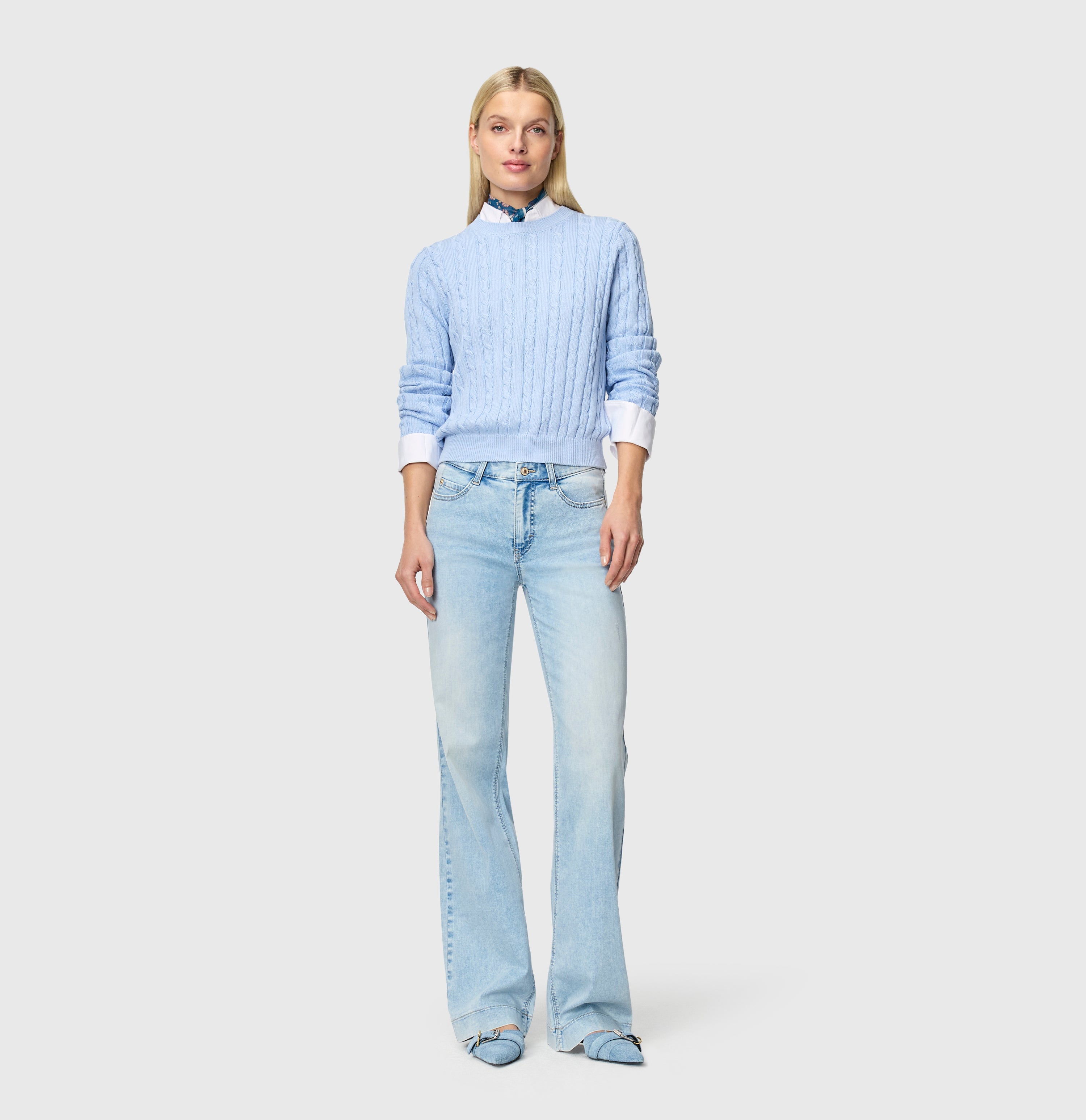 Wide, figure-shaping jeans in a modal blend. | DREAM WIDE | light azure blue | Full-body of model