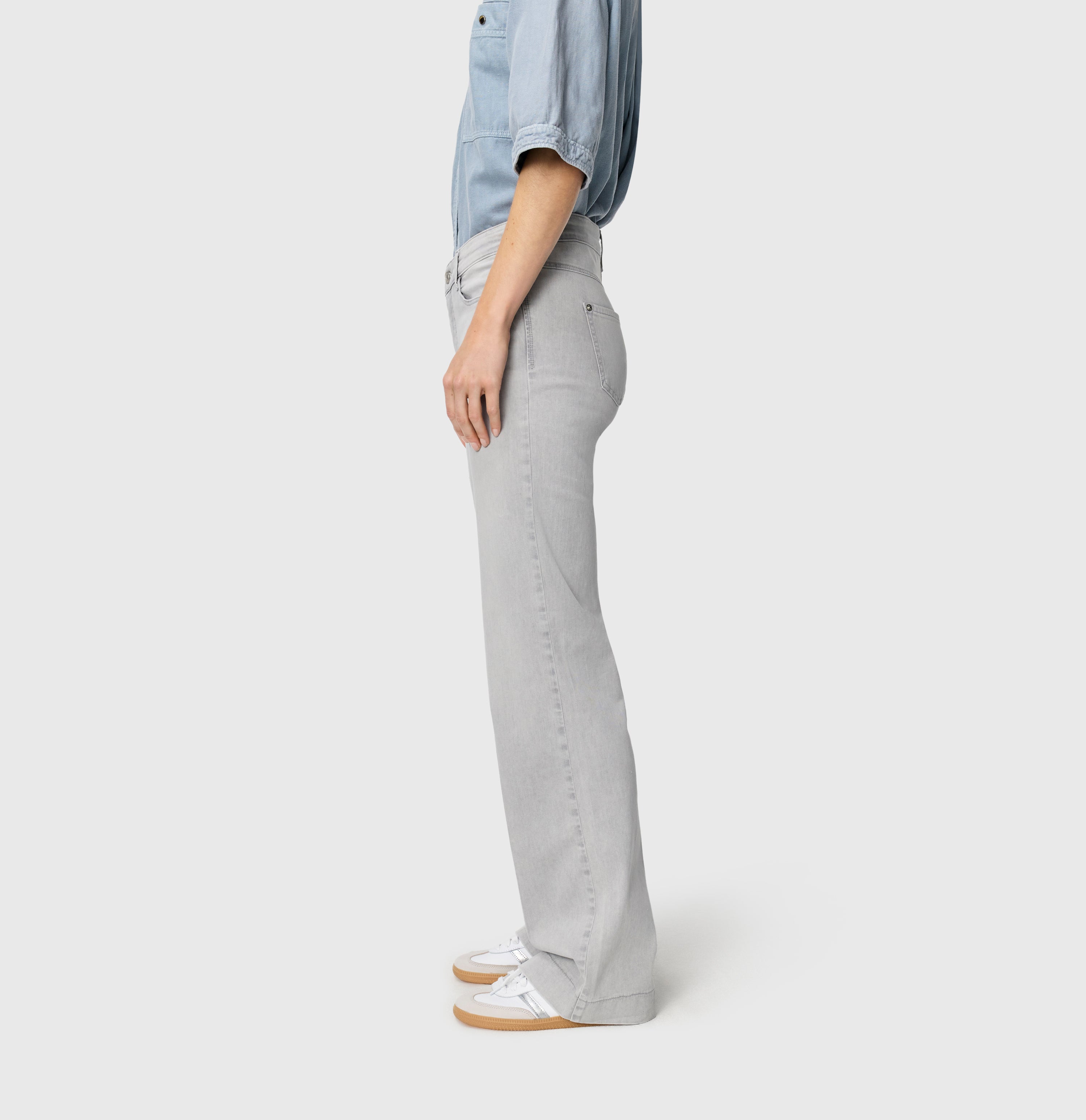 Wide, figure-shaping jeans in a modal blend. | DREAM WIDE | ash grey washed | Side view of model