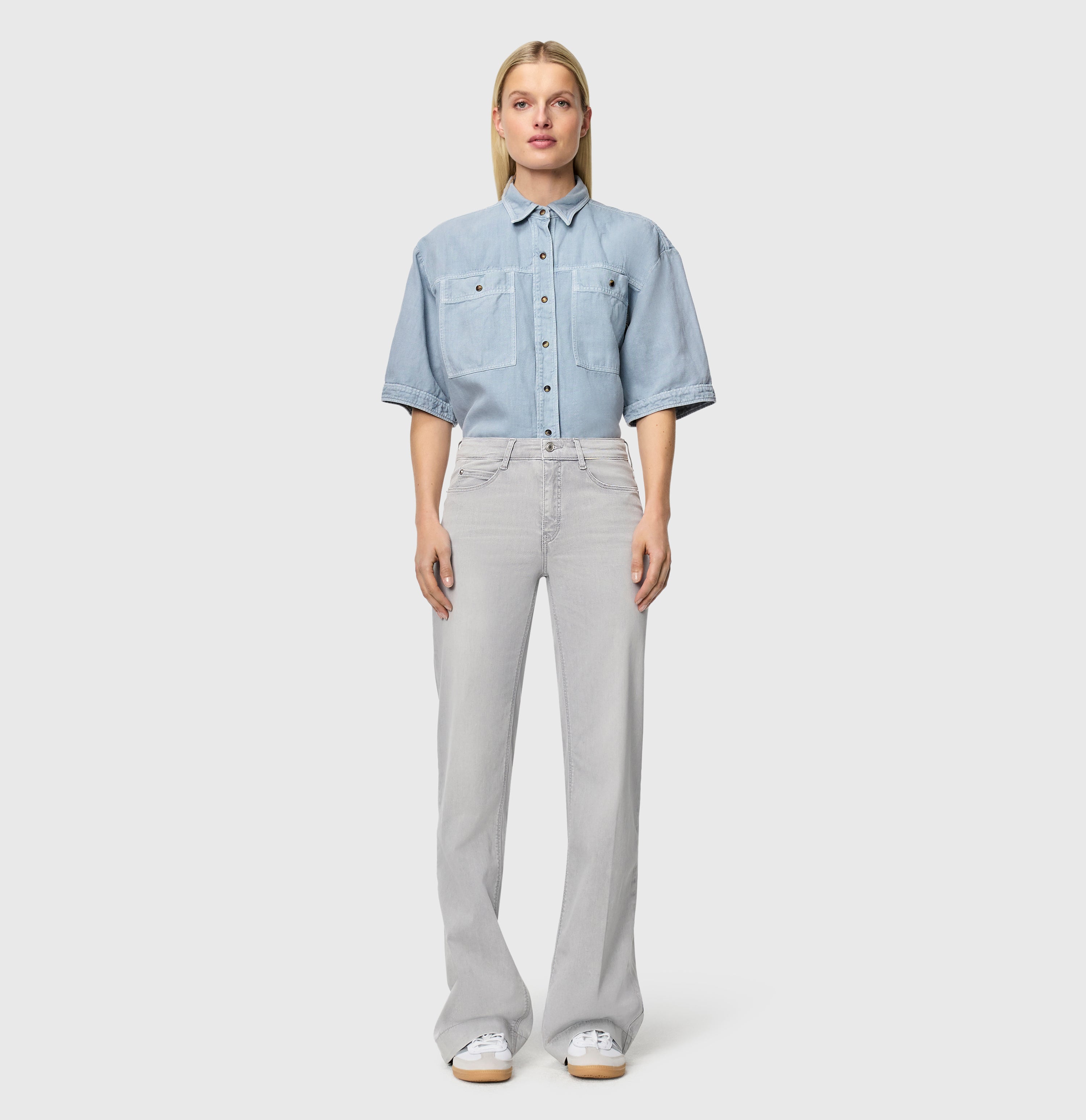 Wide, figure-shaping jeans in a modal blend. | DREAM WIDE | ash grey washed | Full-body of model
