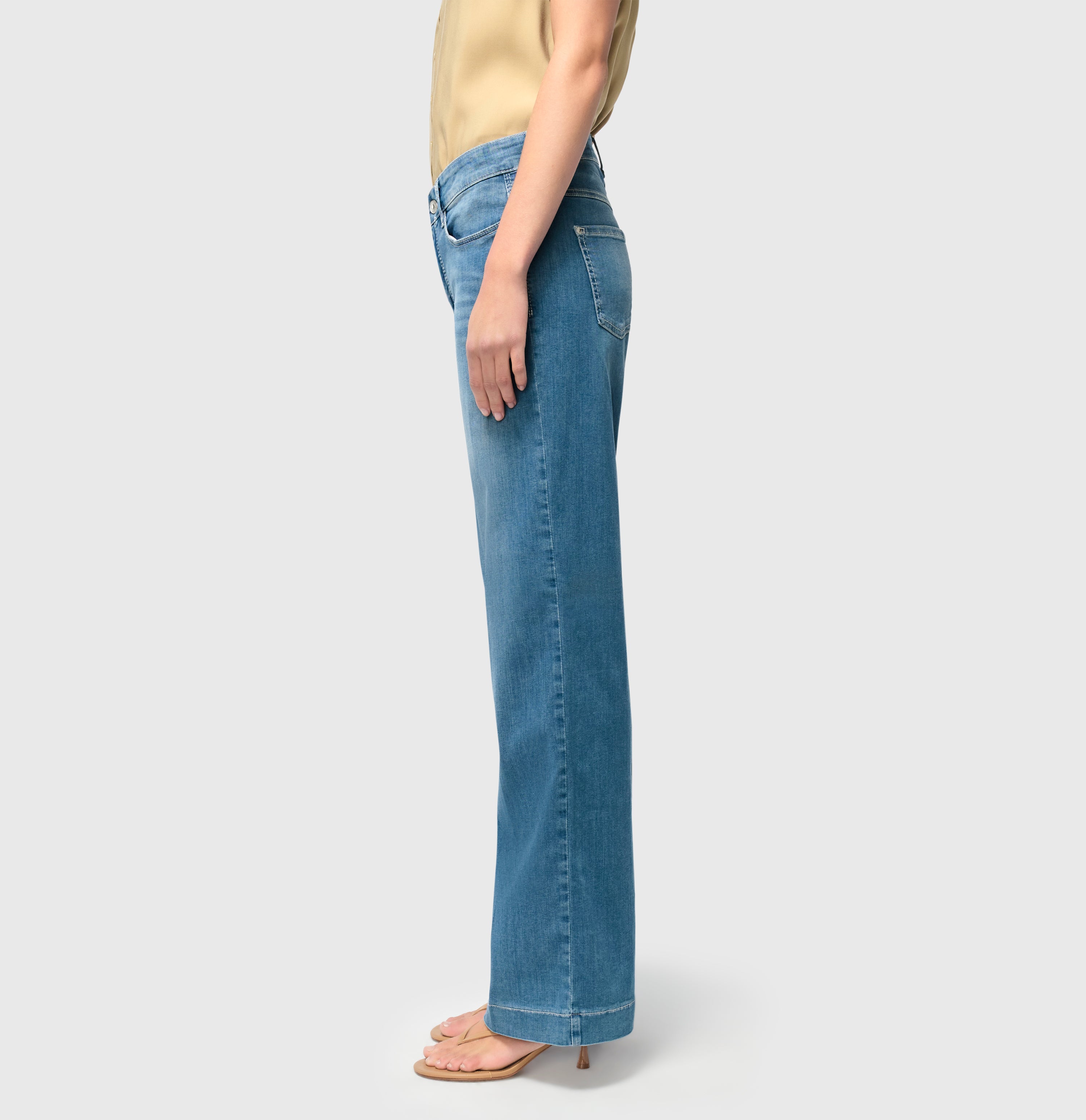 Wide, figure-shaping jeans in a modal blend. | DREAM WIDE | summer mid blue wash | Detailed view 2 of model