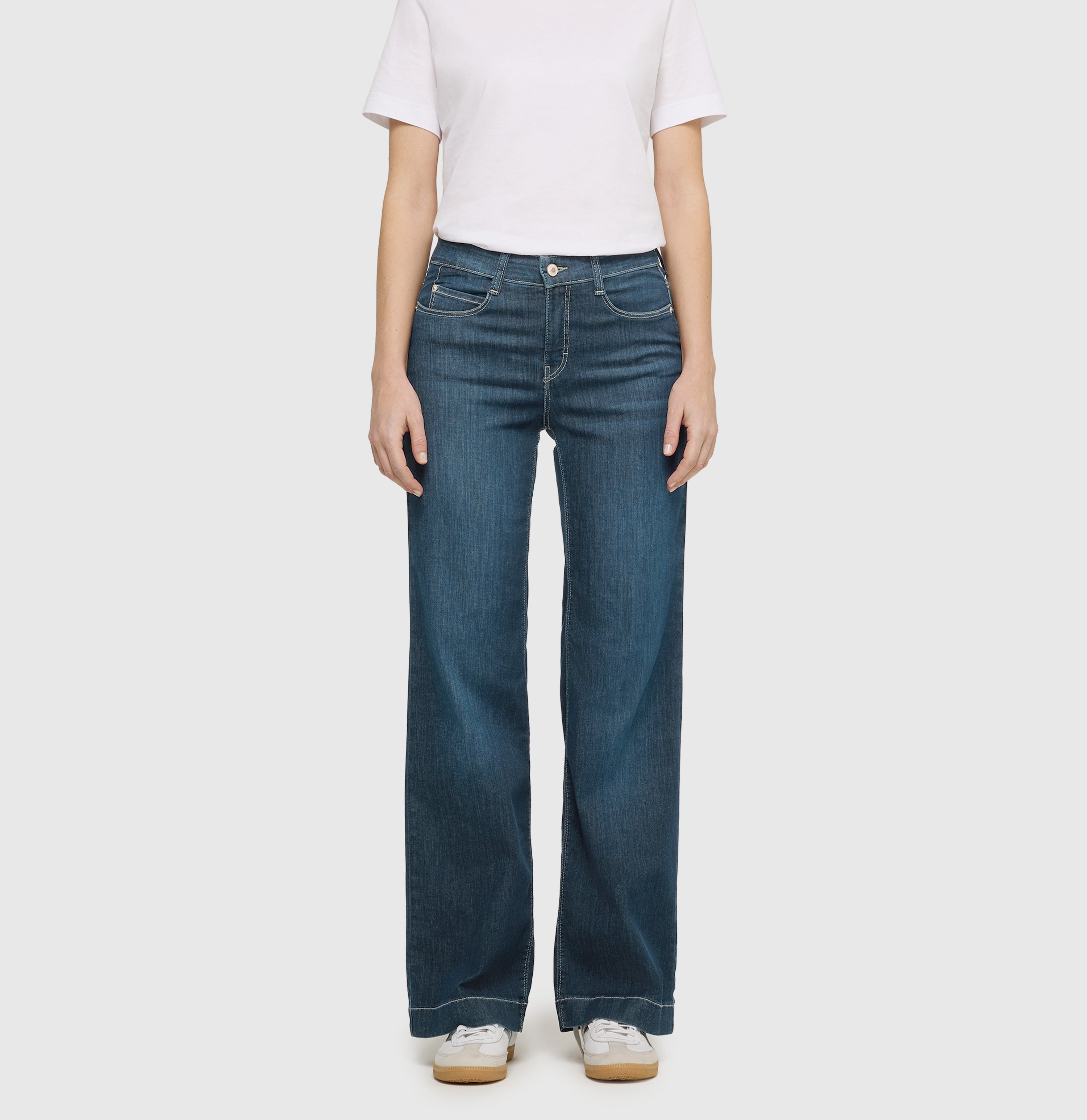 Wide, figure-shaping jeans in a modal blend. | DREAM WIDE | authentic dark blue | Front view of model