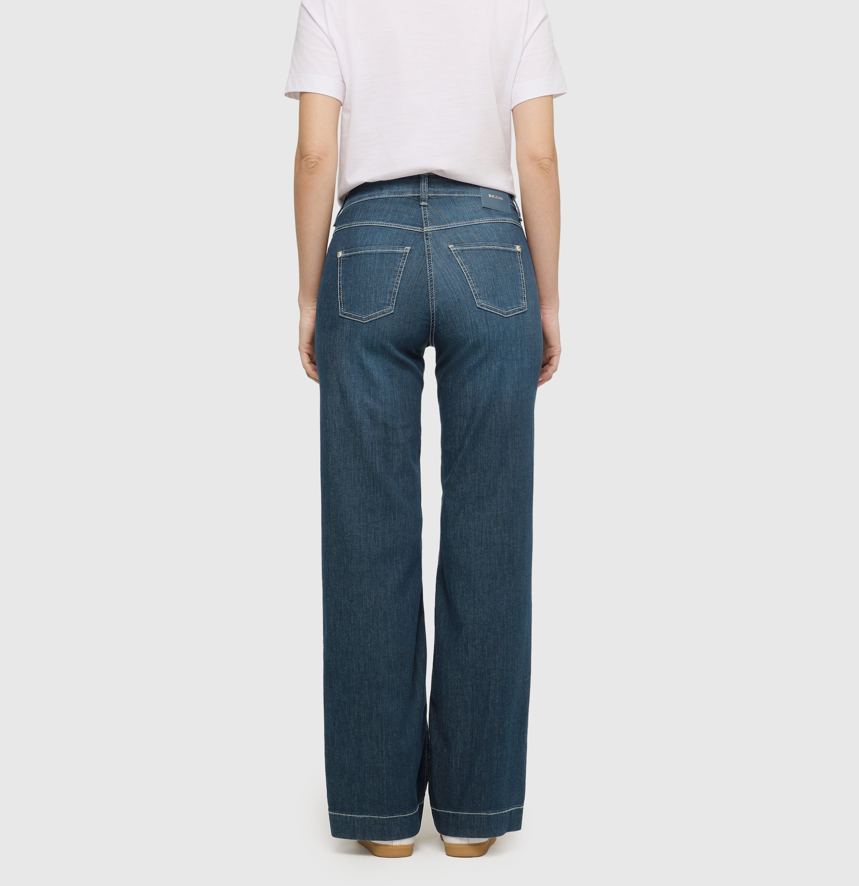 Wide, figure-shaping jeans in a modal blend. | DREAM WIDE | authentic dark blue | Back view of model
