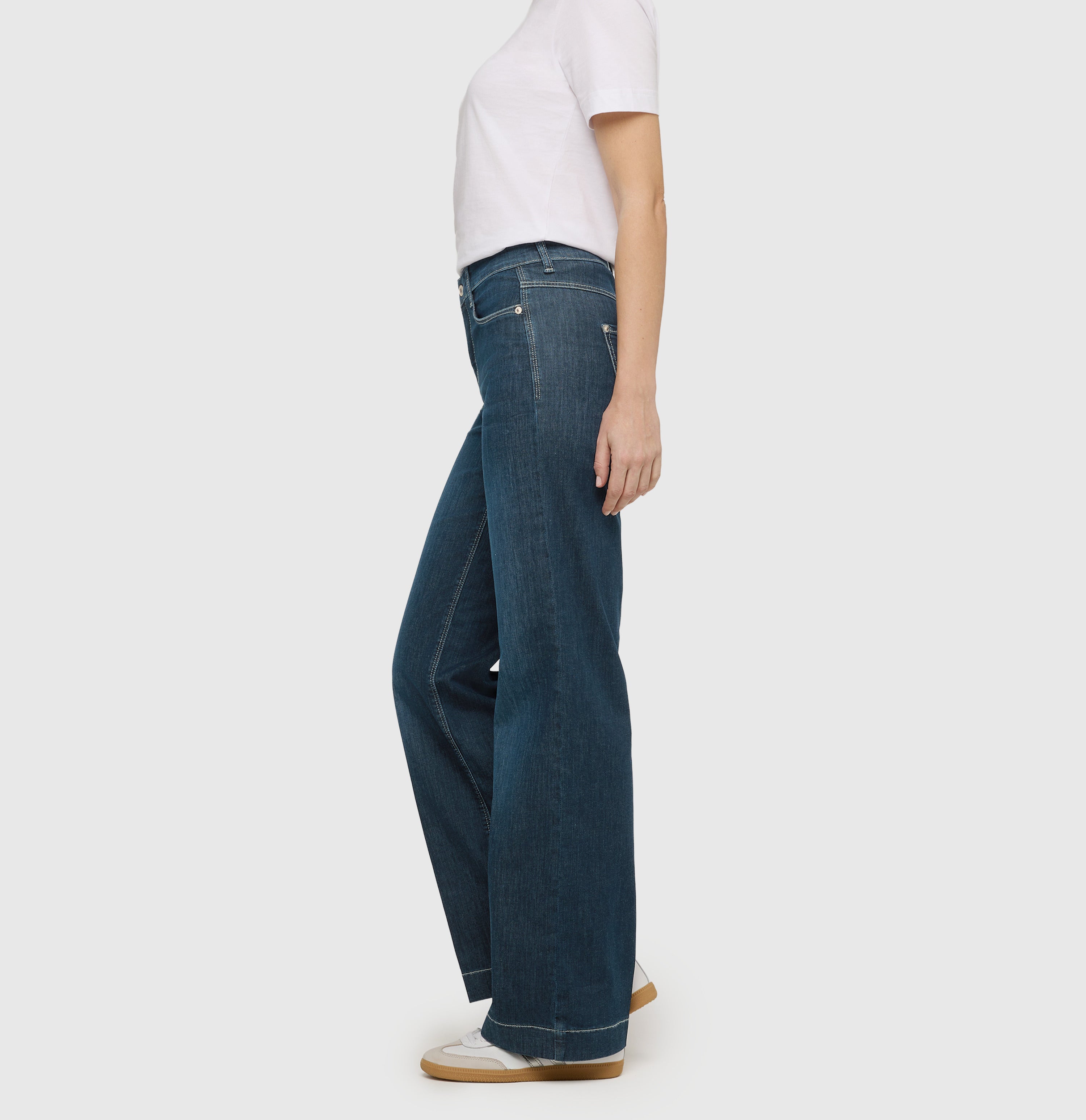 Wide, figure-shaping jeans in a modal blend. | DREAM WIDE | authentic dark blue | Side view of model