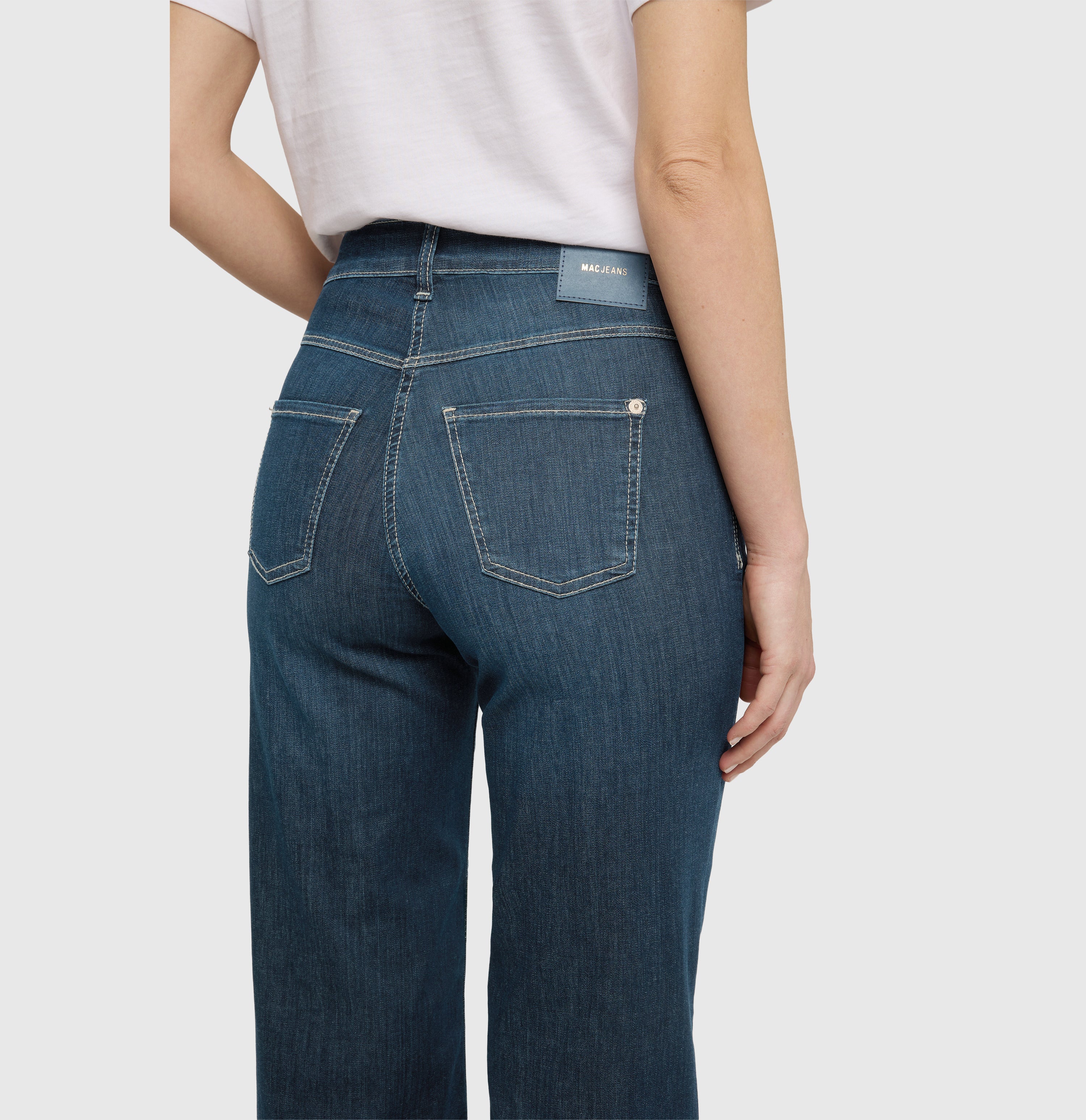 Wide, figure-shaping jeans in a modal blend. | DREAM WIDE | authentic dark blue | Detailed view 2 of model