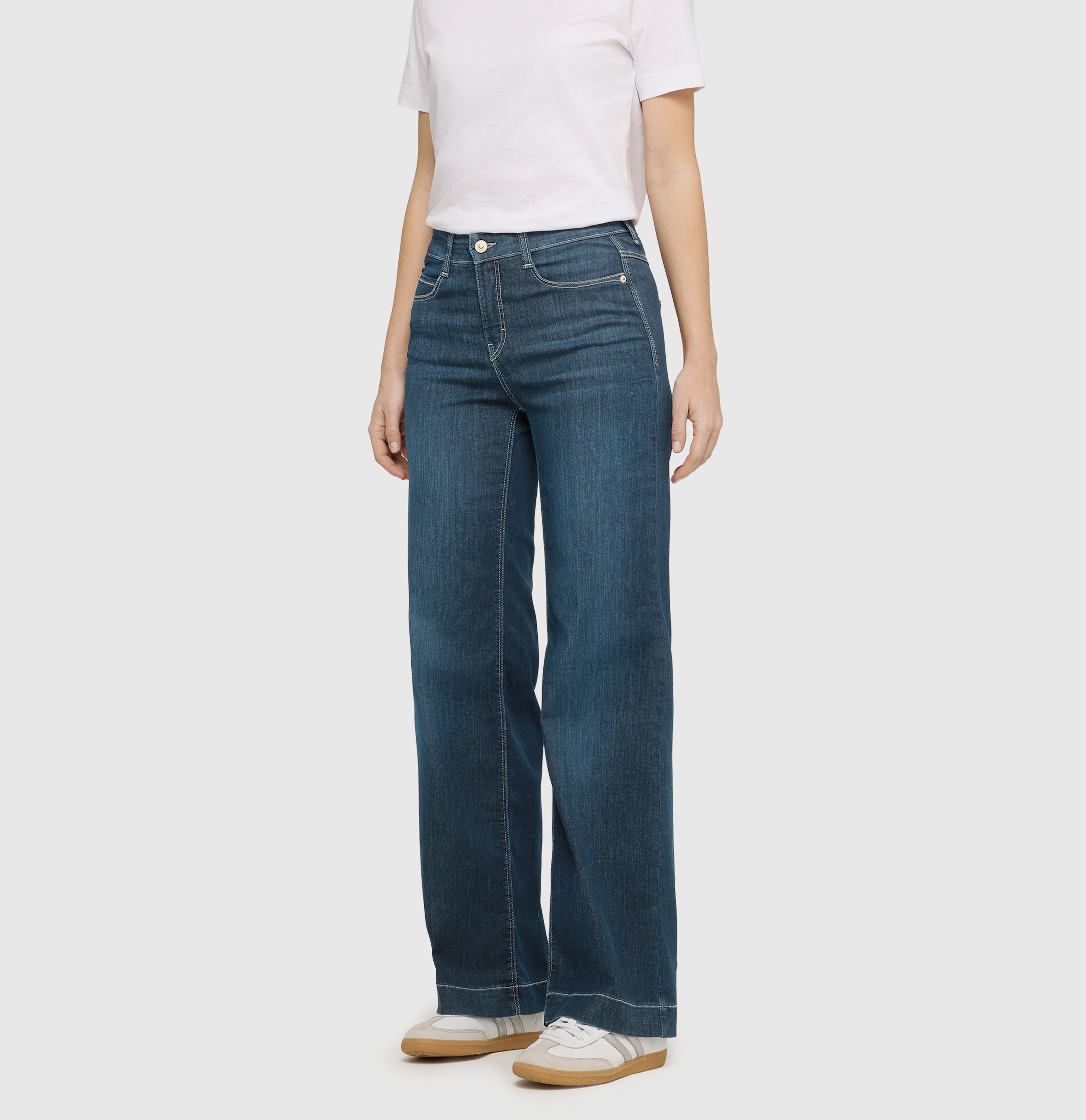 Wide, figure-shaping jeans in a modal blend. | DREAM WIDE | authentic dark blue | Detailed view 3 of model