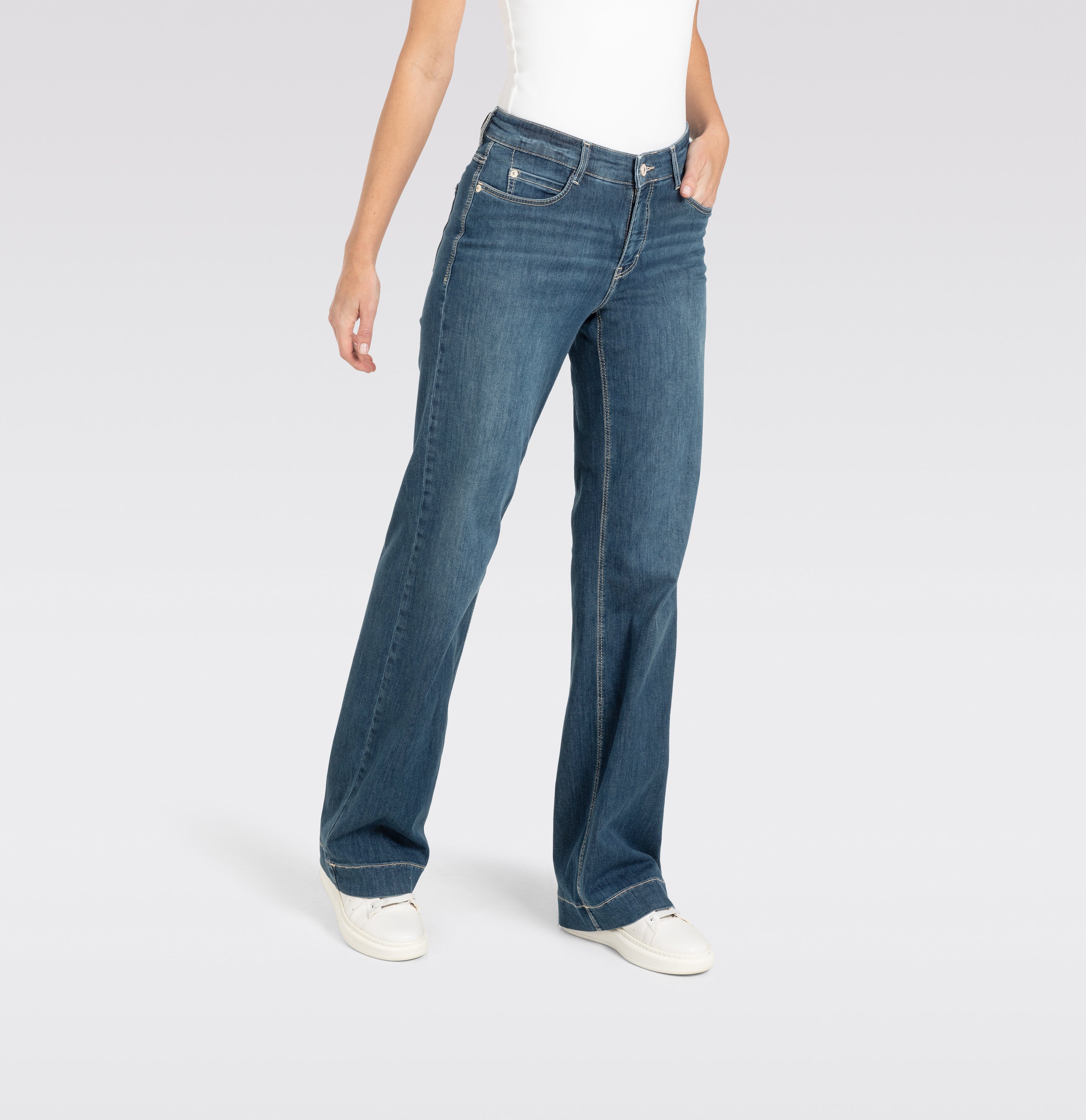 Figure-shaping wide fit jeans in a model blend. | S-NAME | S-FBBZ | Detailed view 4 of model