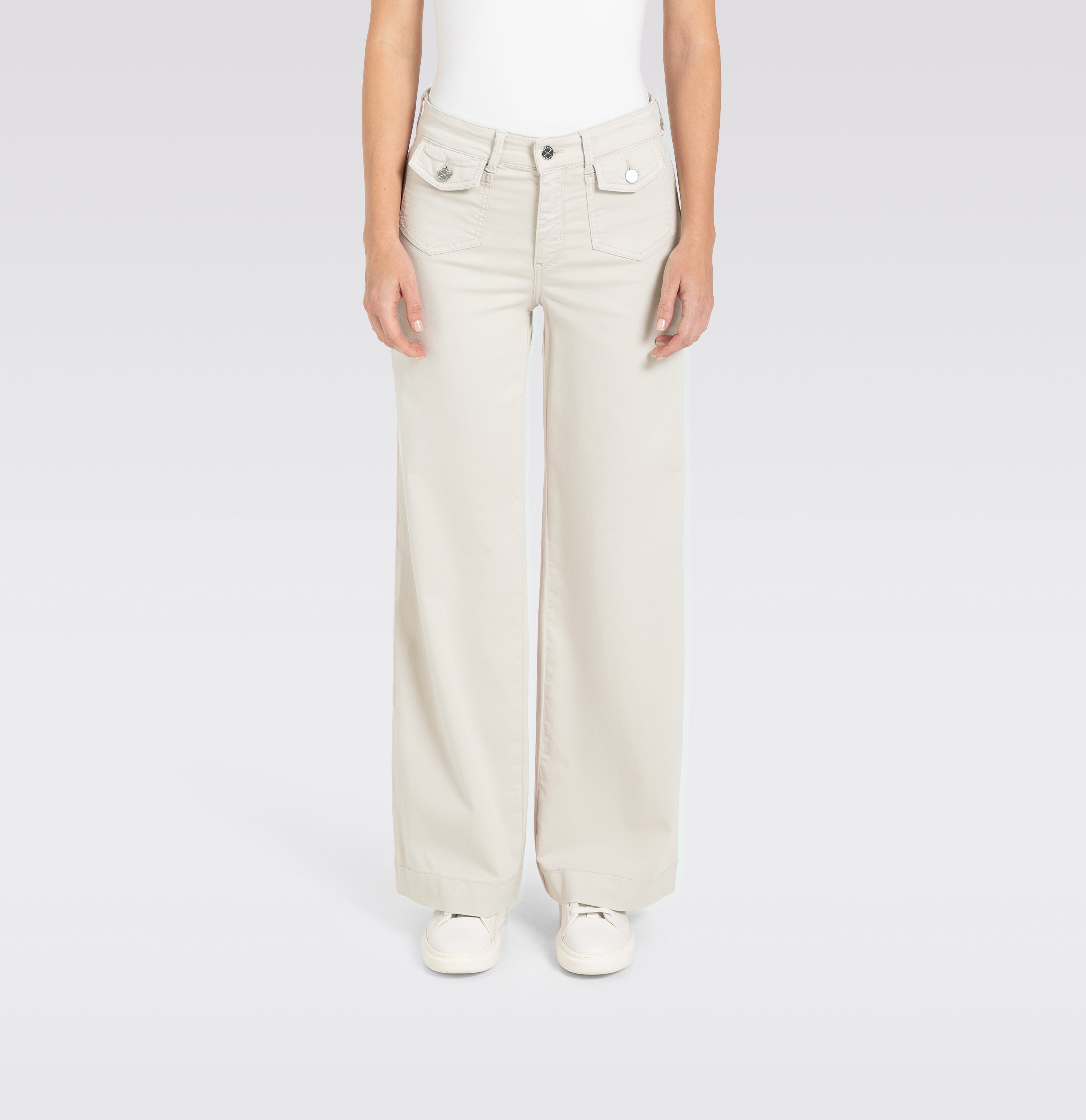Wide fit with flap pockets in the front. Highly elastic. | DREAM WIDE pocket | ivory PPT | Front view of model