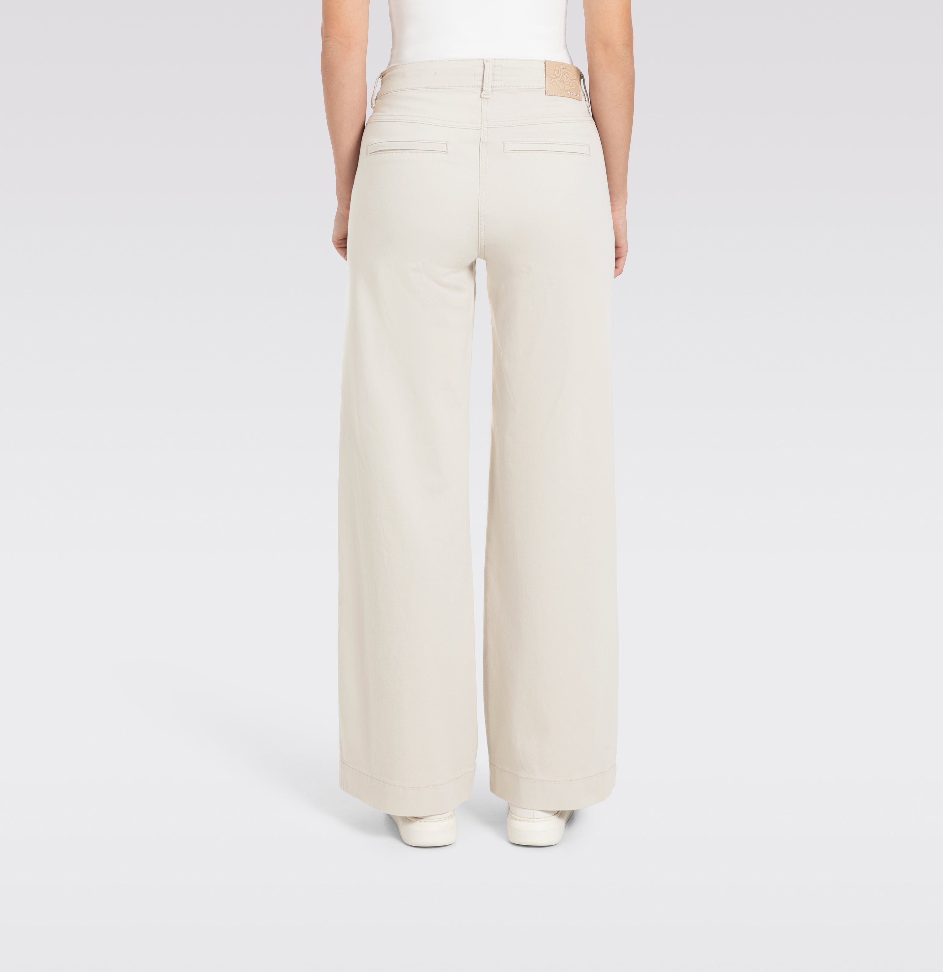 Wide fit with flap pockets in the front. Highly elastic. | DREAM WIDE pocket | ivory PPT | Back view of model