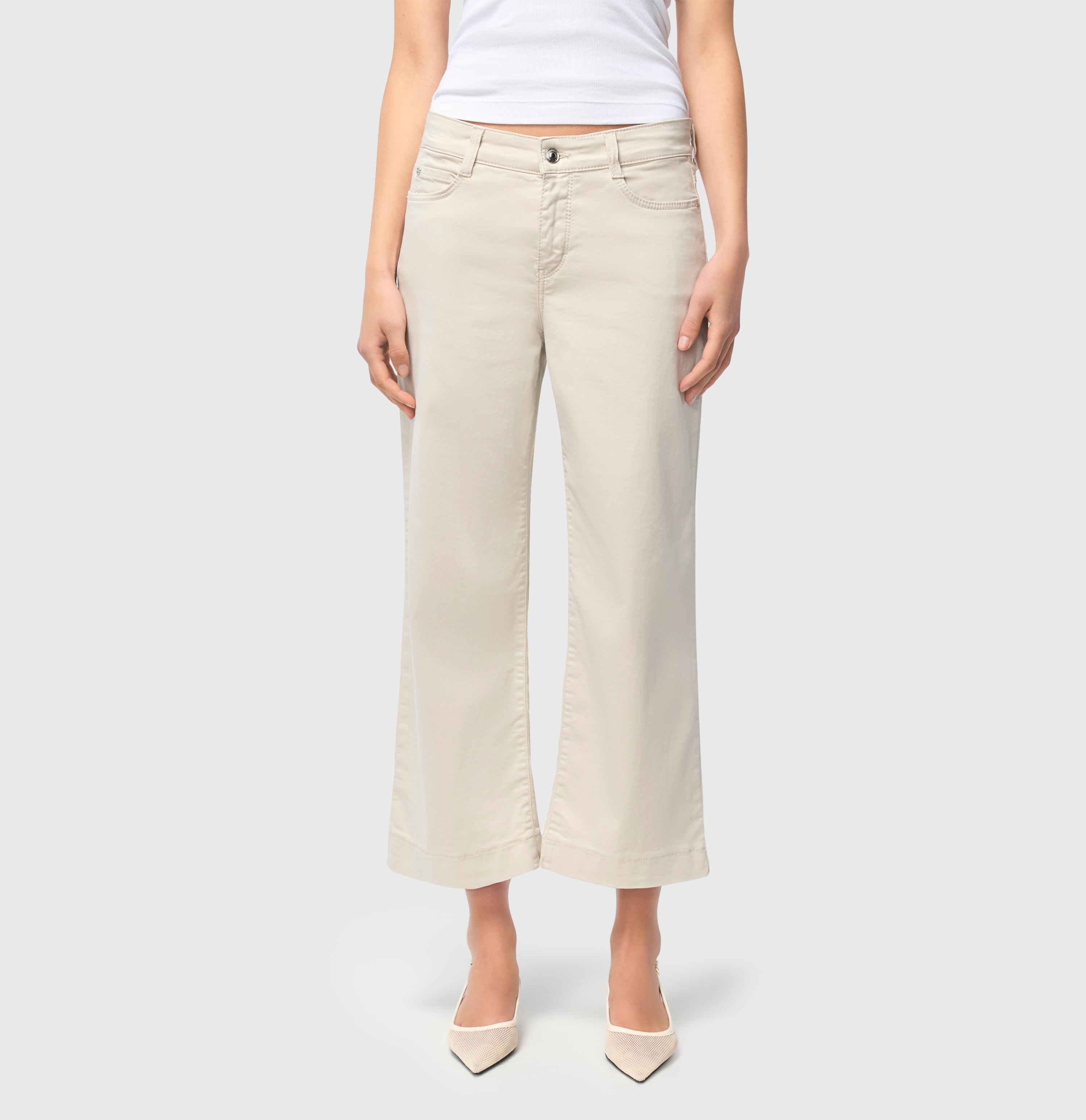 Culotte in an extra soft, elastic material. | DREAM culotte | ivory PPT | Side view of model