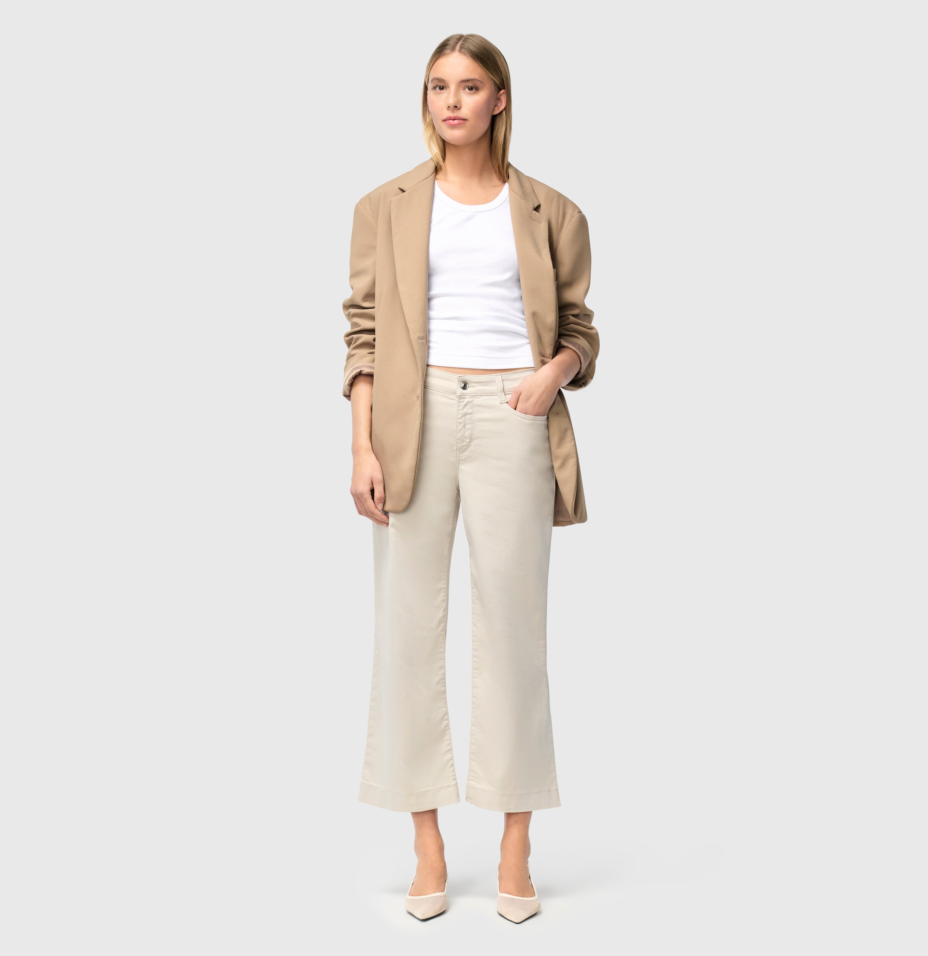 Culotte in an extra soft, elastic material. | DREAM culotte | ivory PPT | Full-body of model