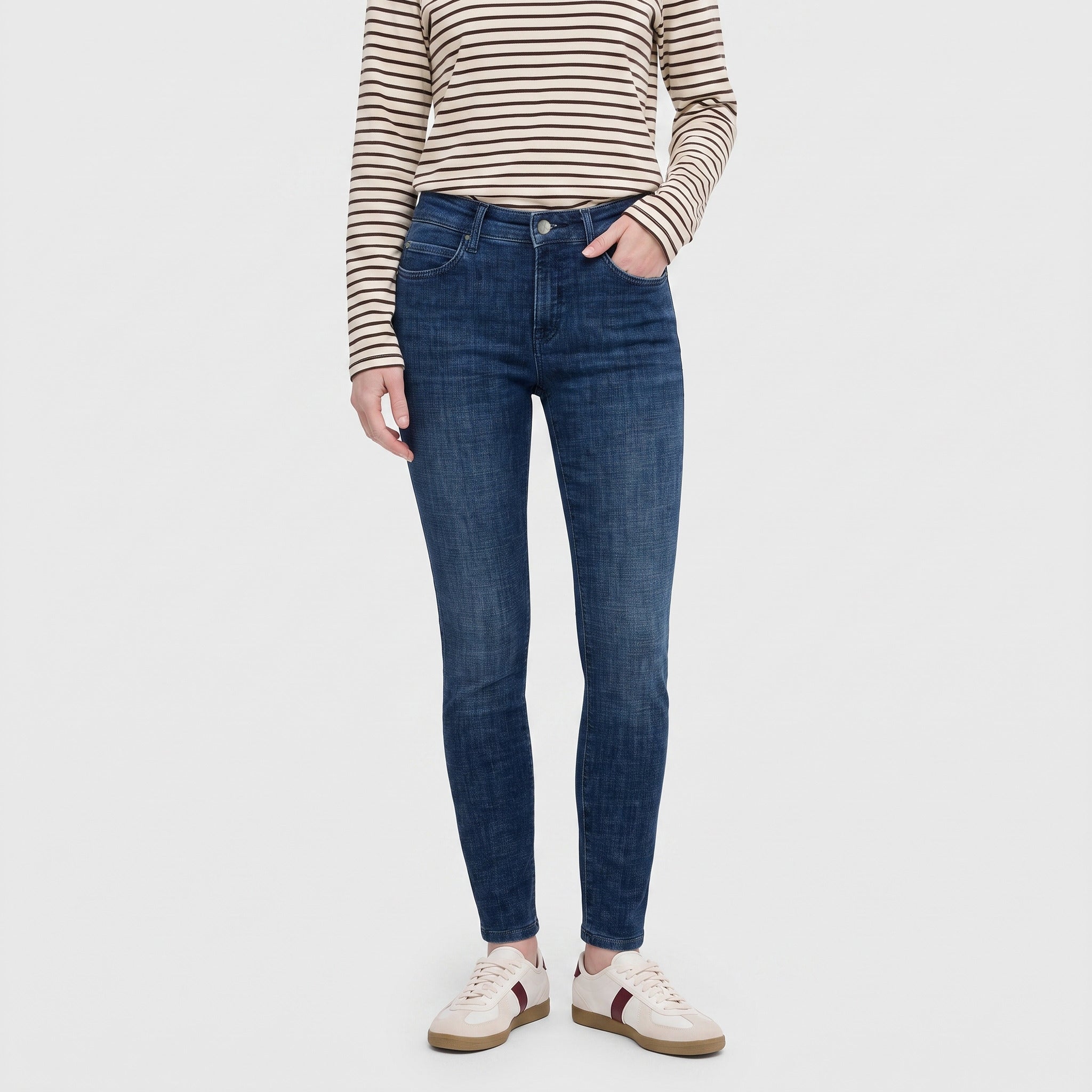 Skinny jeans with shaping effect. | DREAM SKINNY authentic | dark blue modern wash | Front view of model