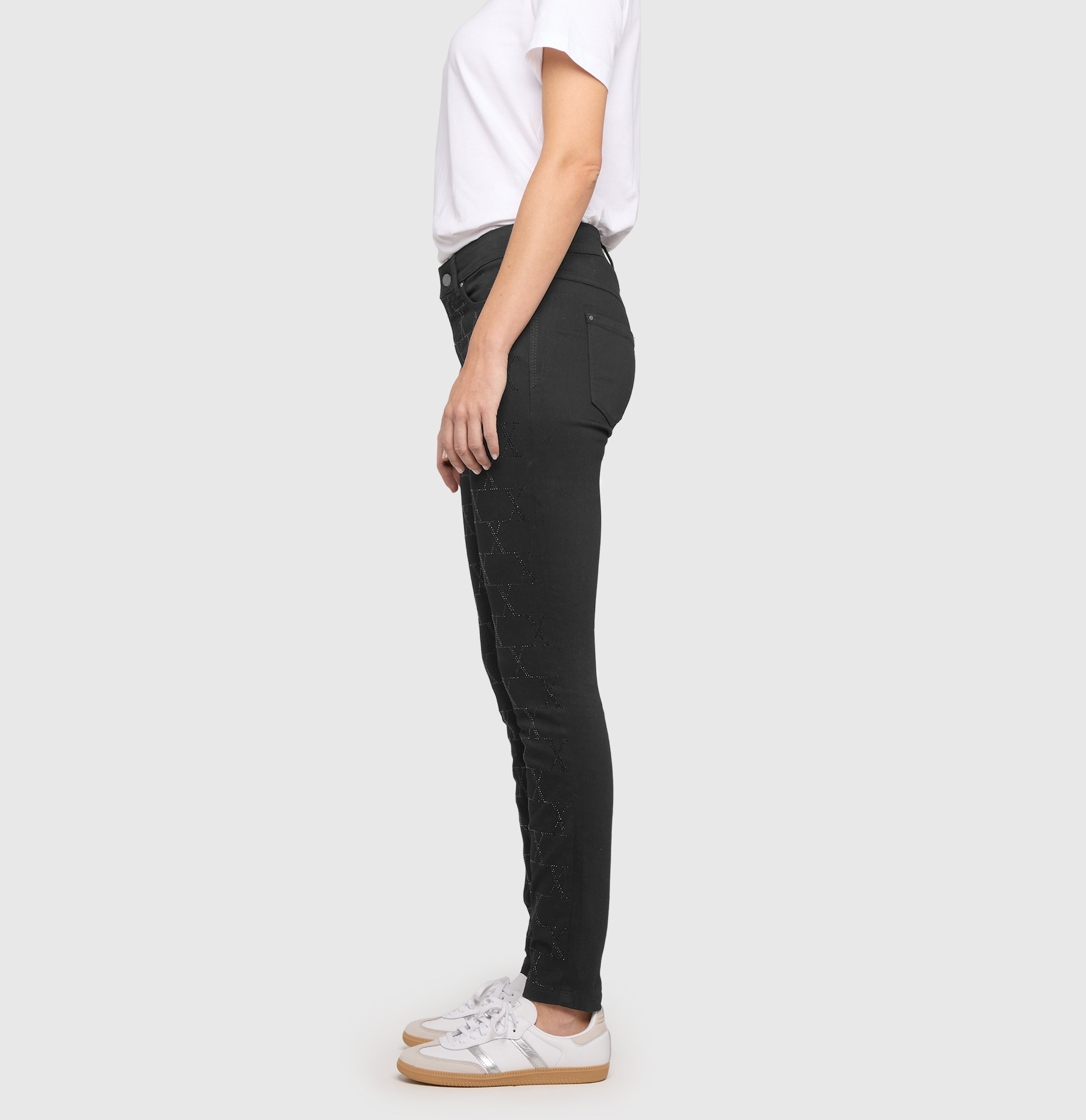 Slim hyper stretch jeans with an all-over rhinestone look. | DREAM SKINNY chain glitter | black-black | Side view of model