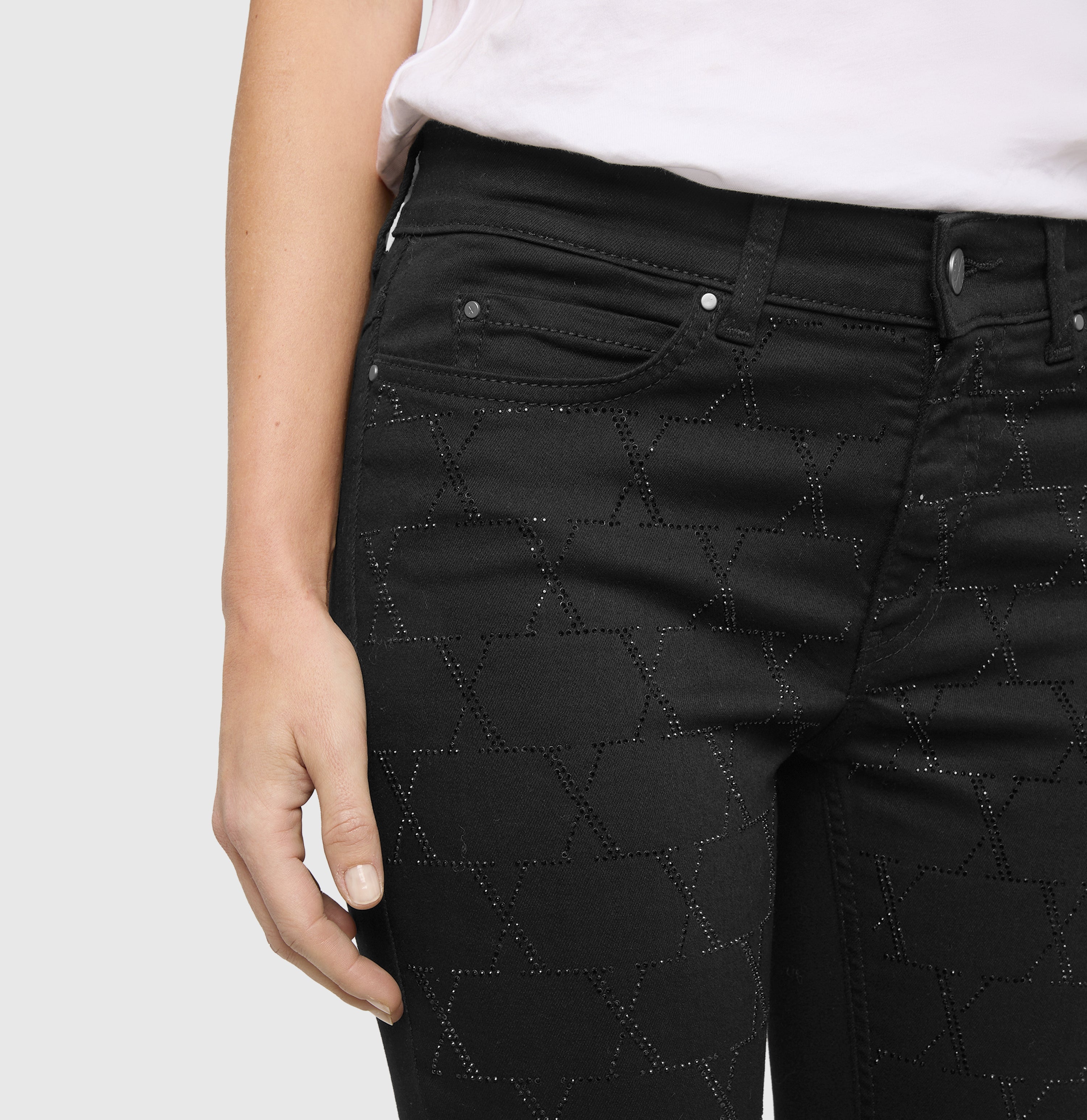 Slim hyper stretch jeans with an all-over rhinestone look. | DREAM SKINNY chain glitter | black-black | Detailed view 4 of model
