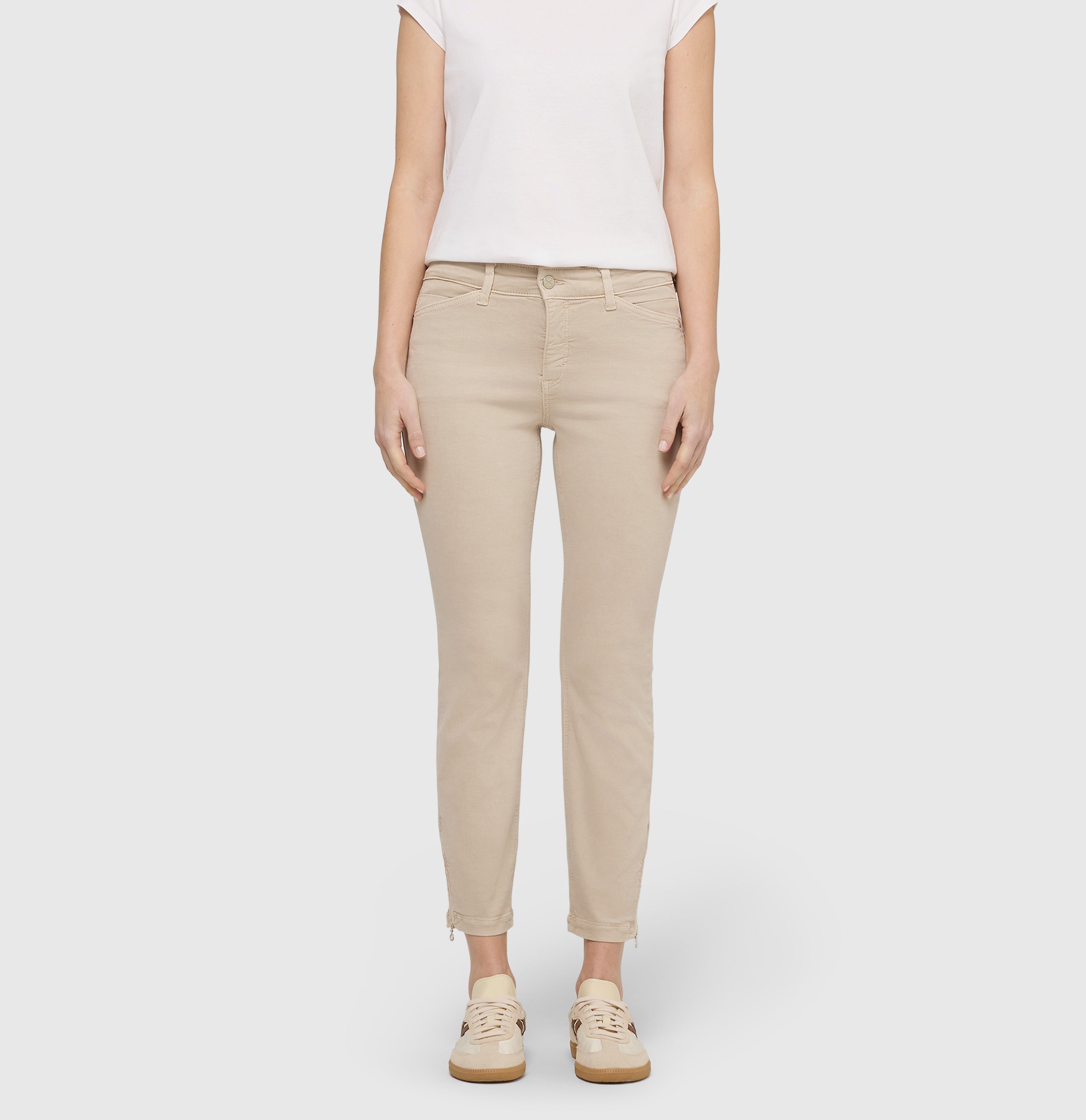 Figure-shaping slim jeans with zip detail. | DREAM CHIC | smoothly beige | Front view of model
