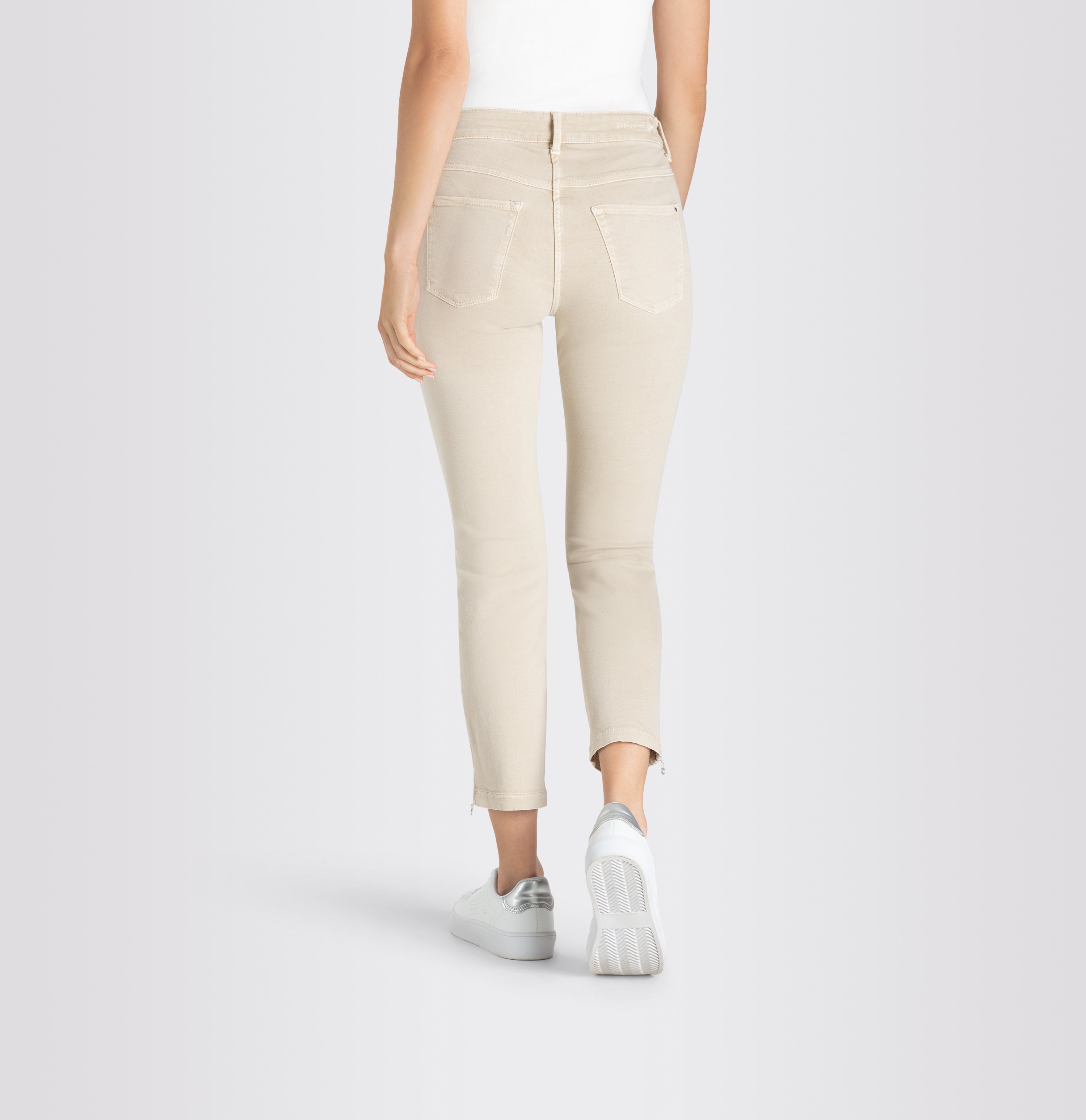 Figure-shaping slim jeans with zip detail. | DREAM CHIC | smoothly beige | Back view of model