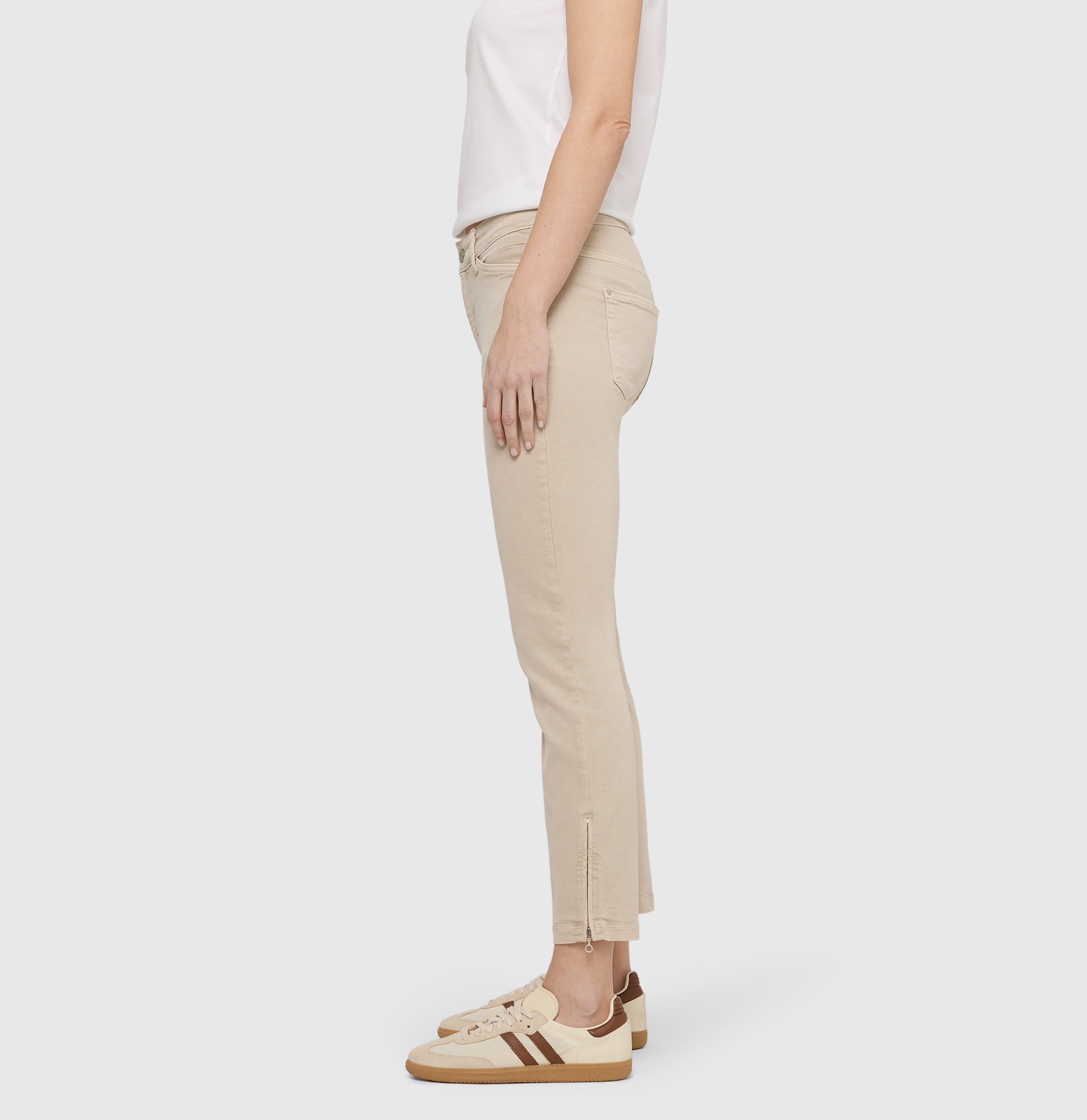 Figure-shaping slim jeans with zip detail. | DREAM CHIC | smoothly beige | Side view of model