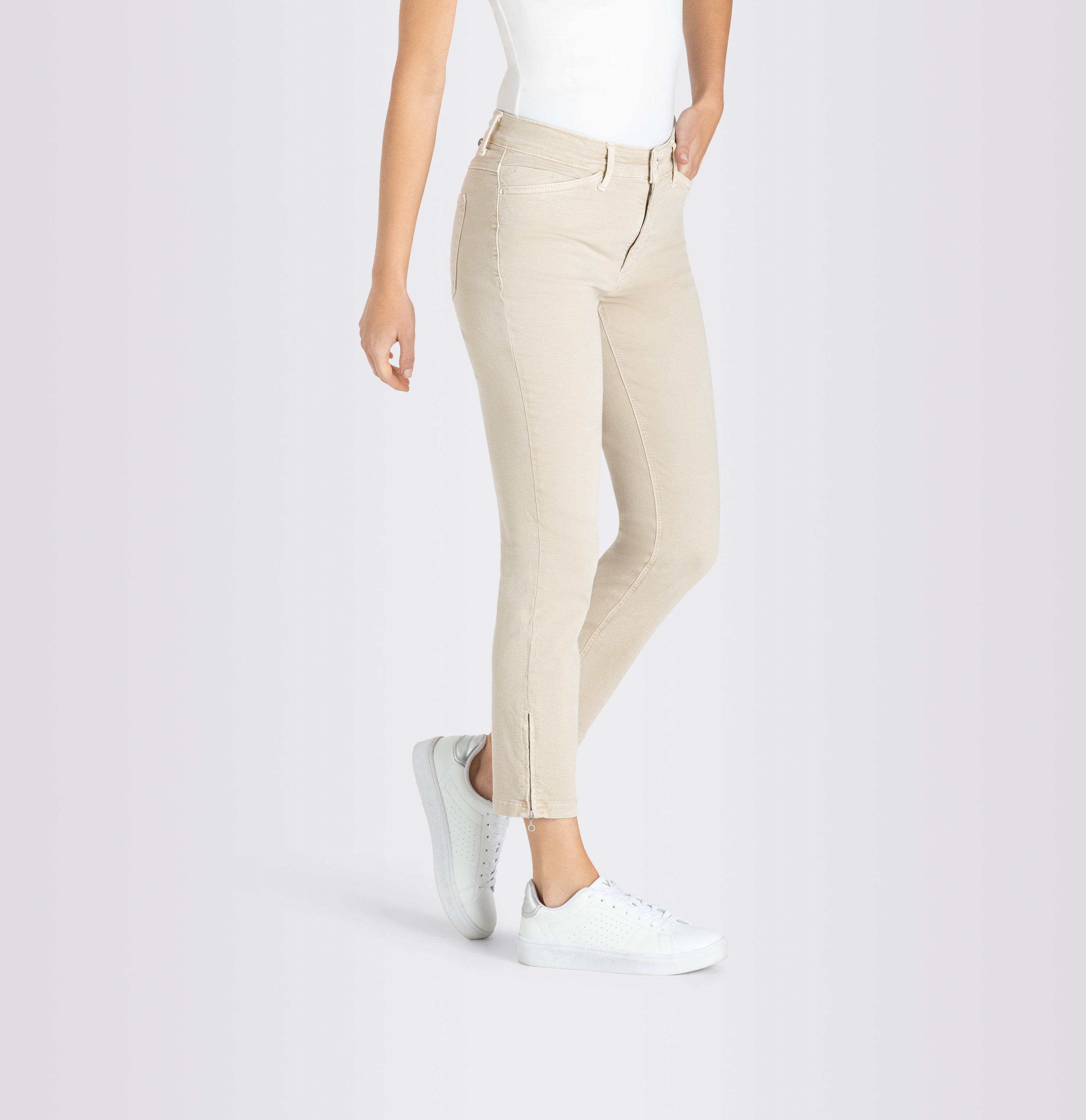 Figure-shaping slim jeans with zip detail. | DREAM CHIC | smoothly beige | Detailed view 2 of model